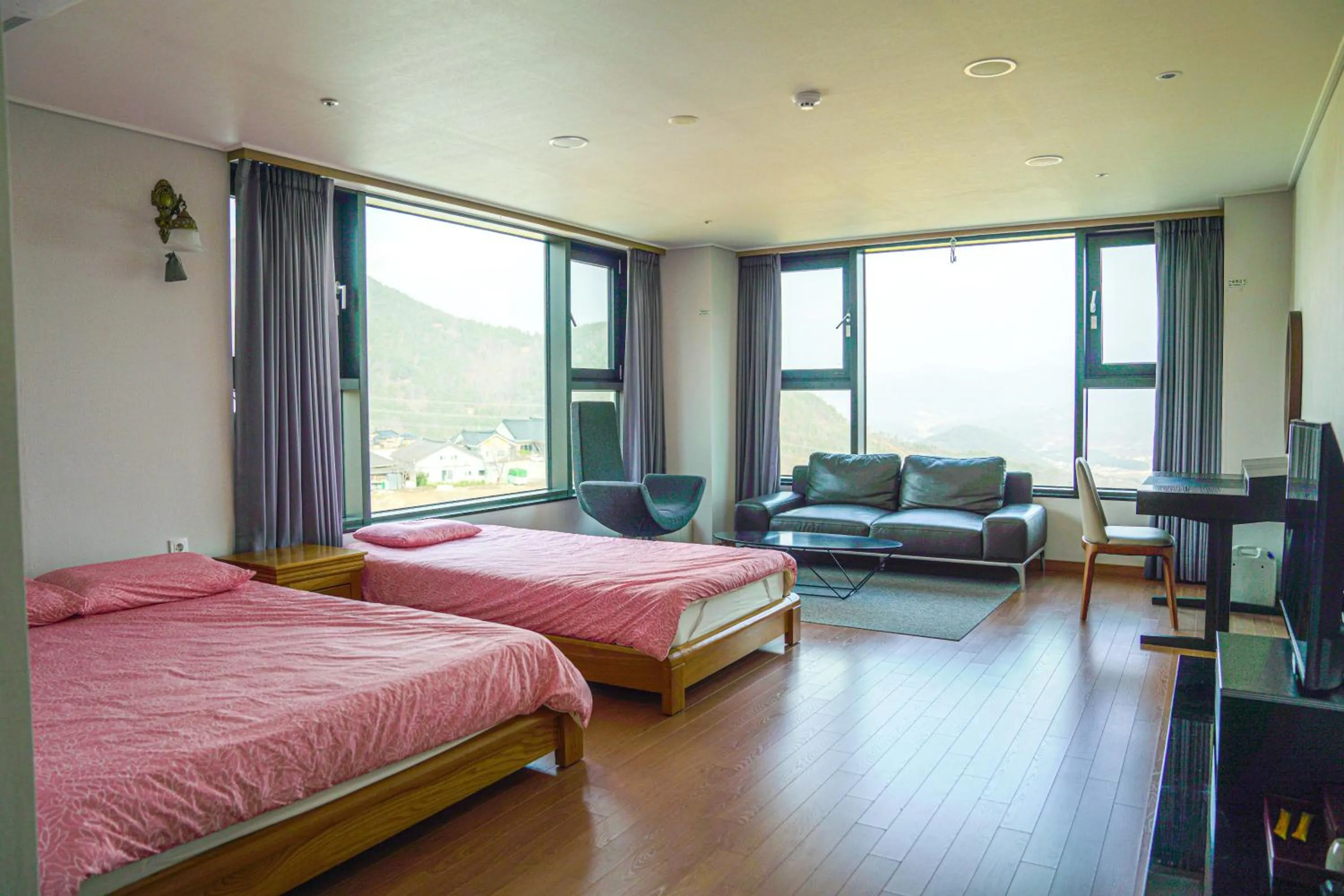 Photo of the whole room, Bed in Sancheong Korean Medicine Family Hotel