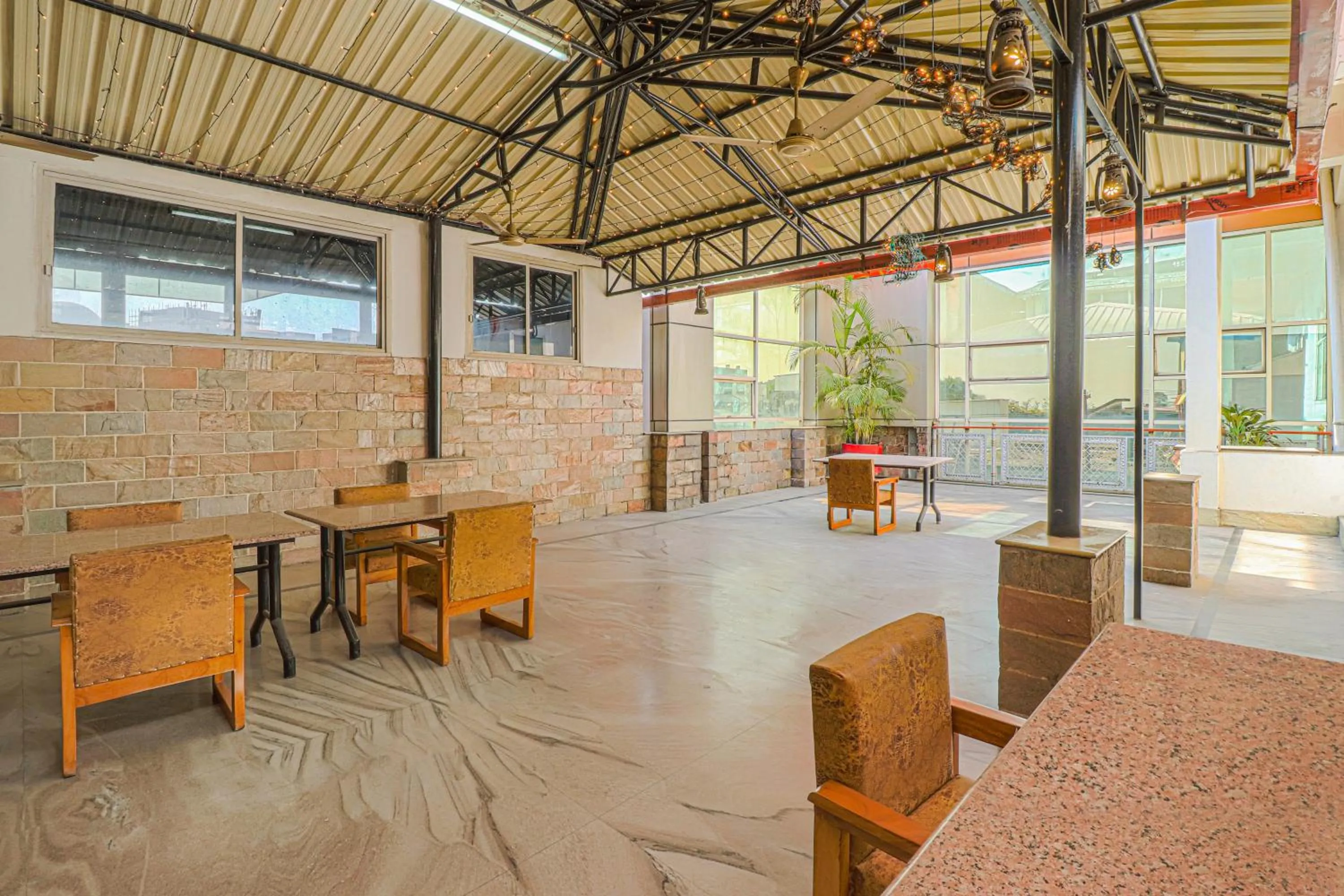 Restaurant/places to eat in Hotel Siddharth