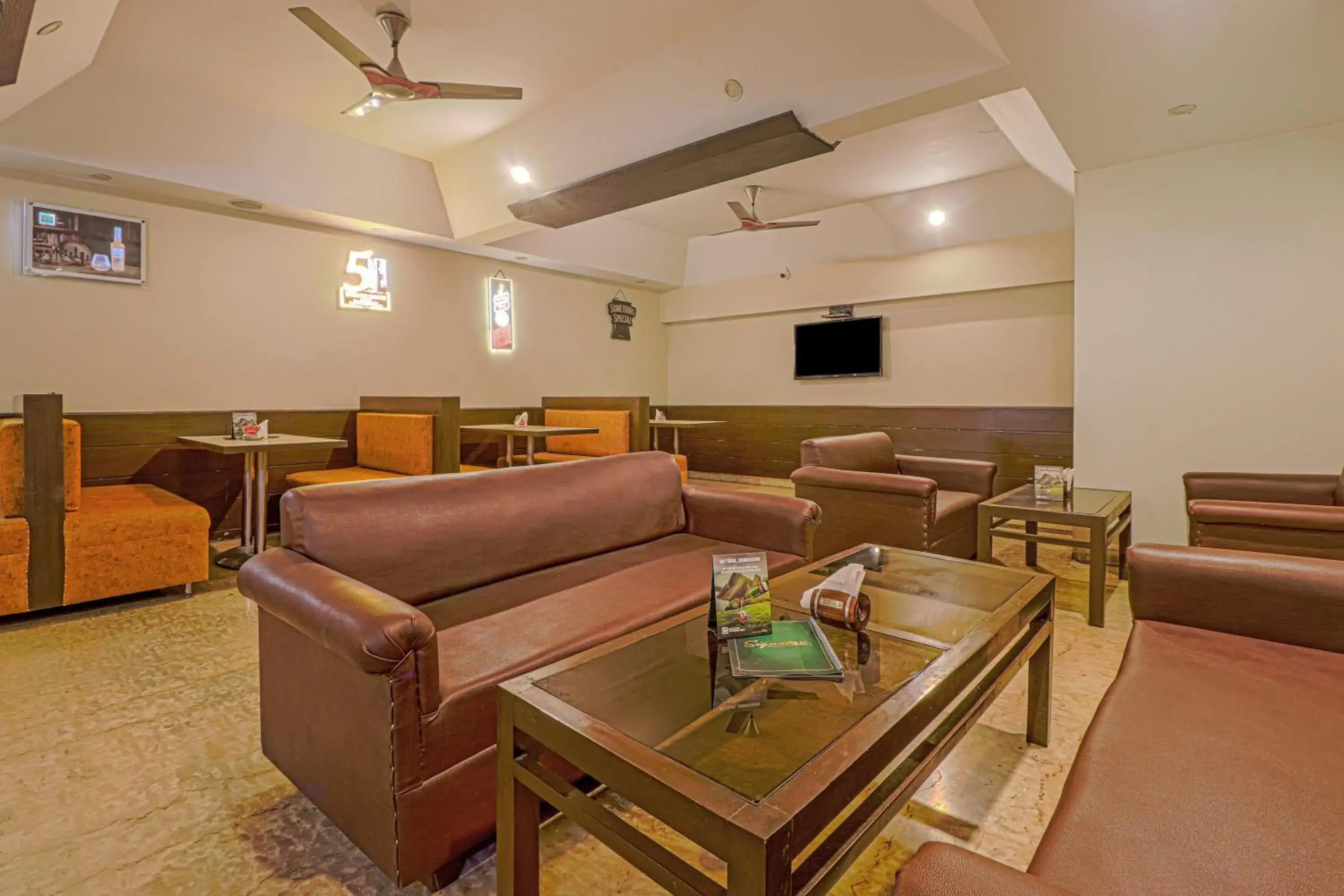 Lounge or bar in Hotel Siddharth Lounge or bar in Hotel Siddharth