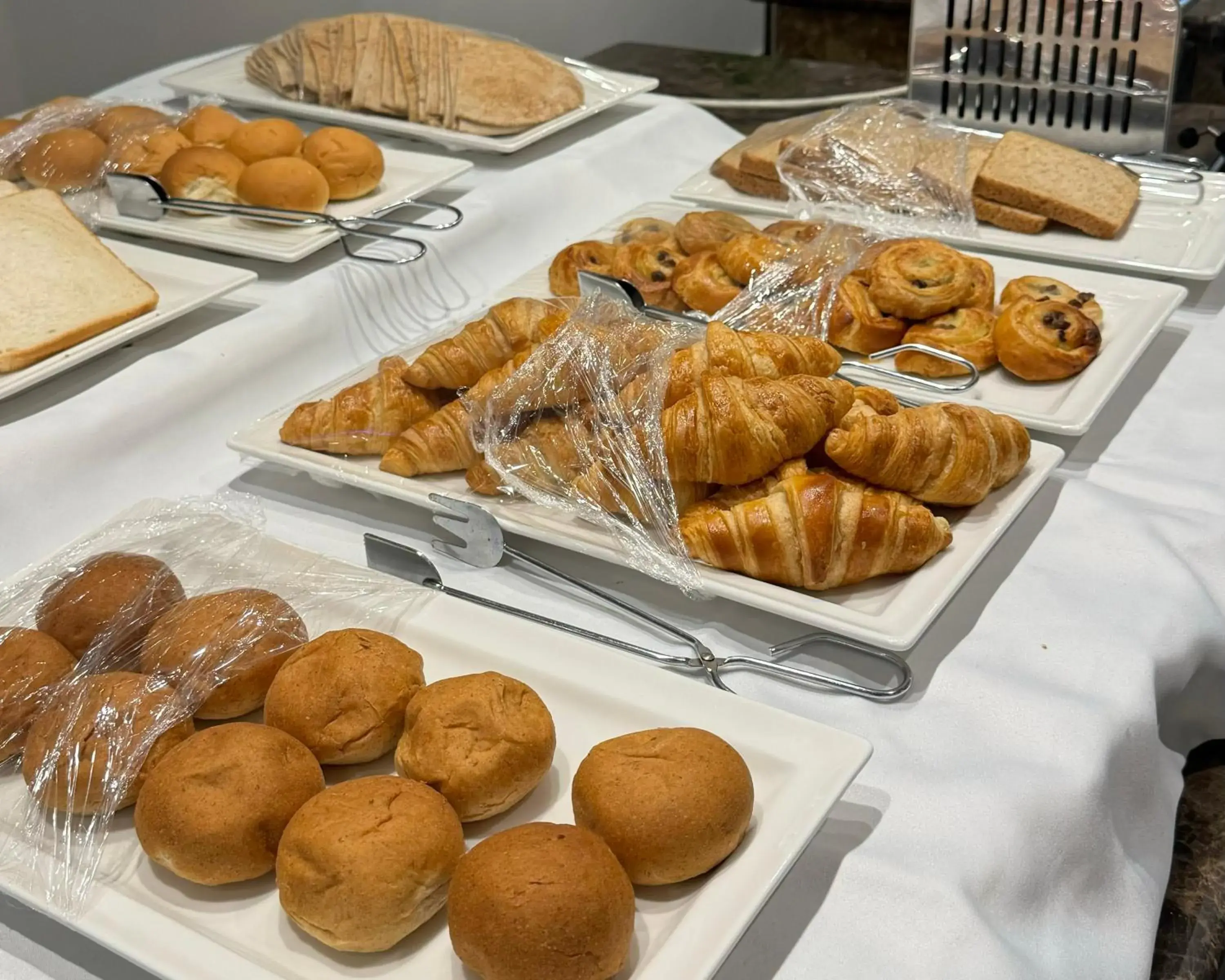 Breakfast in Merkure Jeddah Al Hamraa Hotel Breakfast in Merkure Jeddah Al Hamraa Hotel