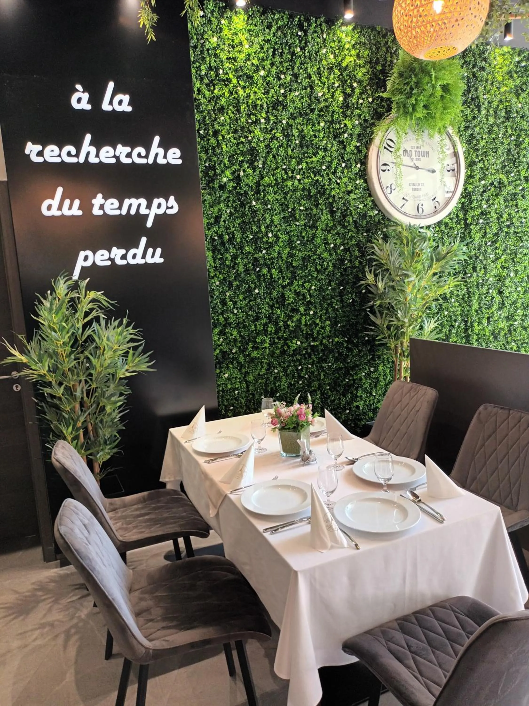 Breakfast in Parizs Garden Apartments