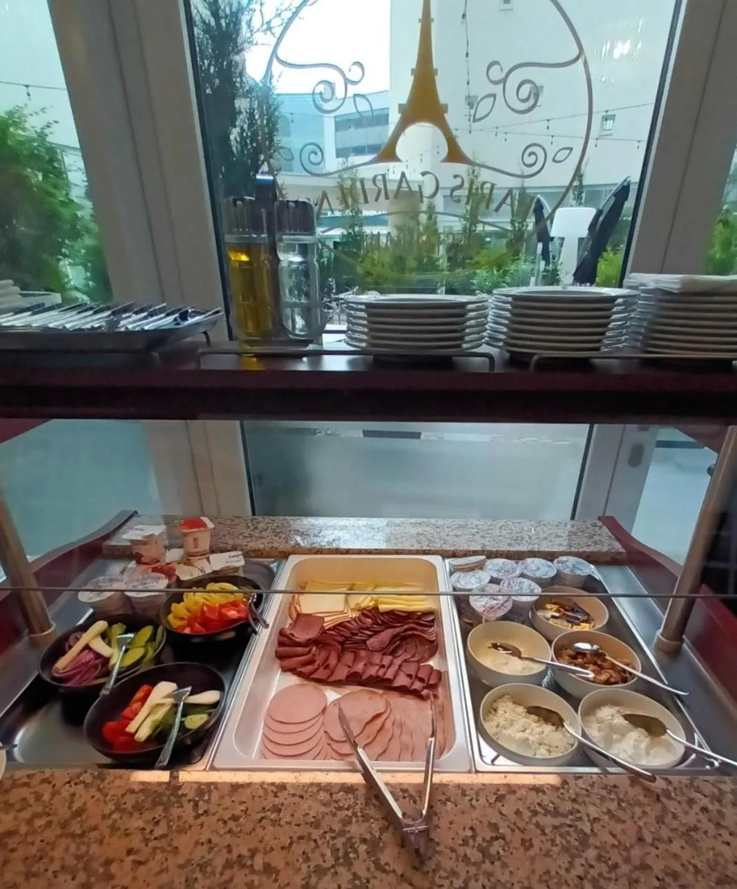 Breakfast in Parizs Garden Apartments