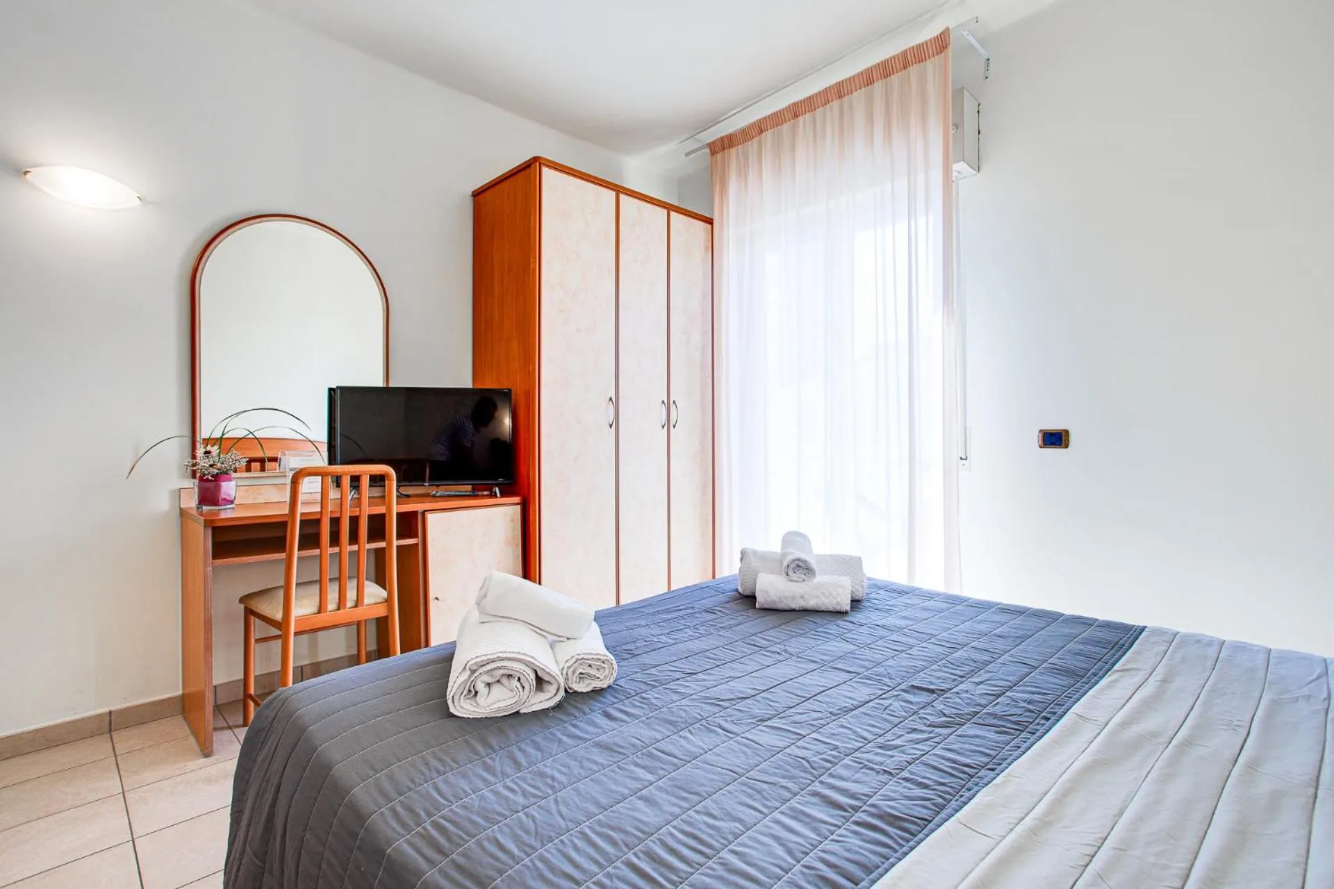 TV and multimedia, Bed in HOTEL VILLA MARIA