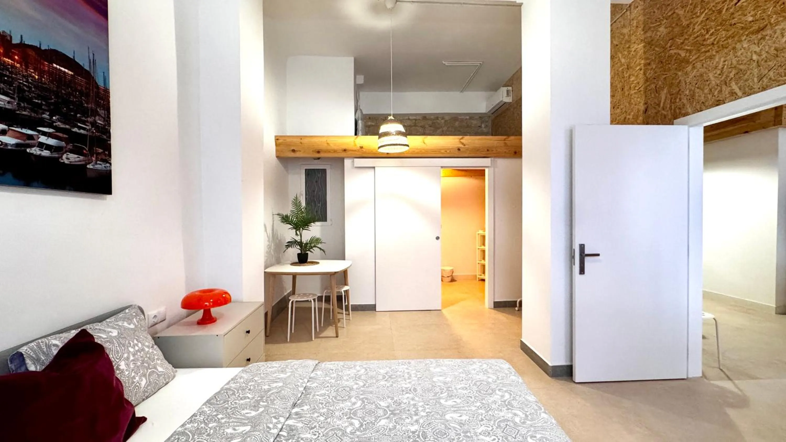 Bed in Soho Boho Apartments - with sunny rooftop terrace and fiber optic internet