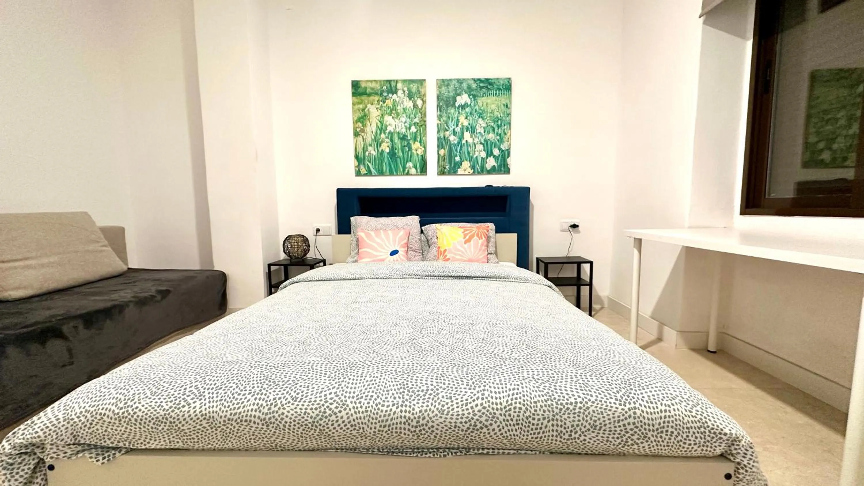 Bed in Soho Boho Apartments - with sunny rooftop terrace and fiber optic internet