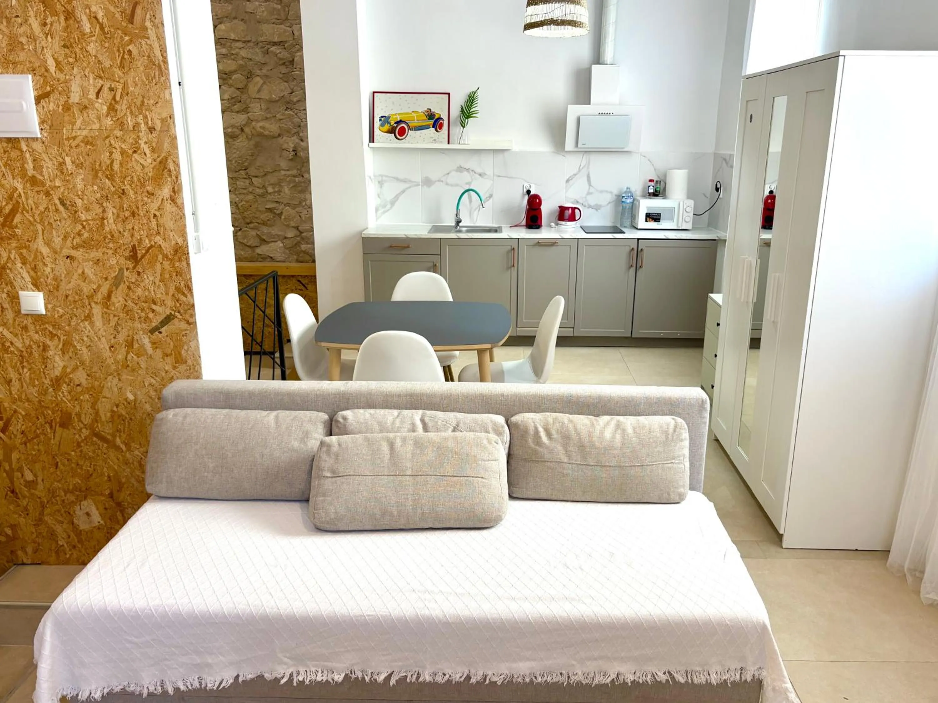 Kitchen or kitchenette, Bed in Soho Boho Apartments - with sunny rooftop terrace and fiber optic internet