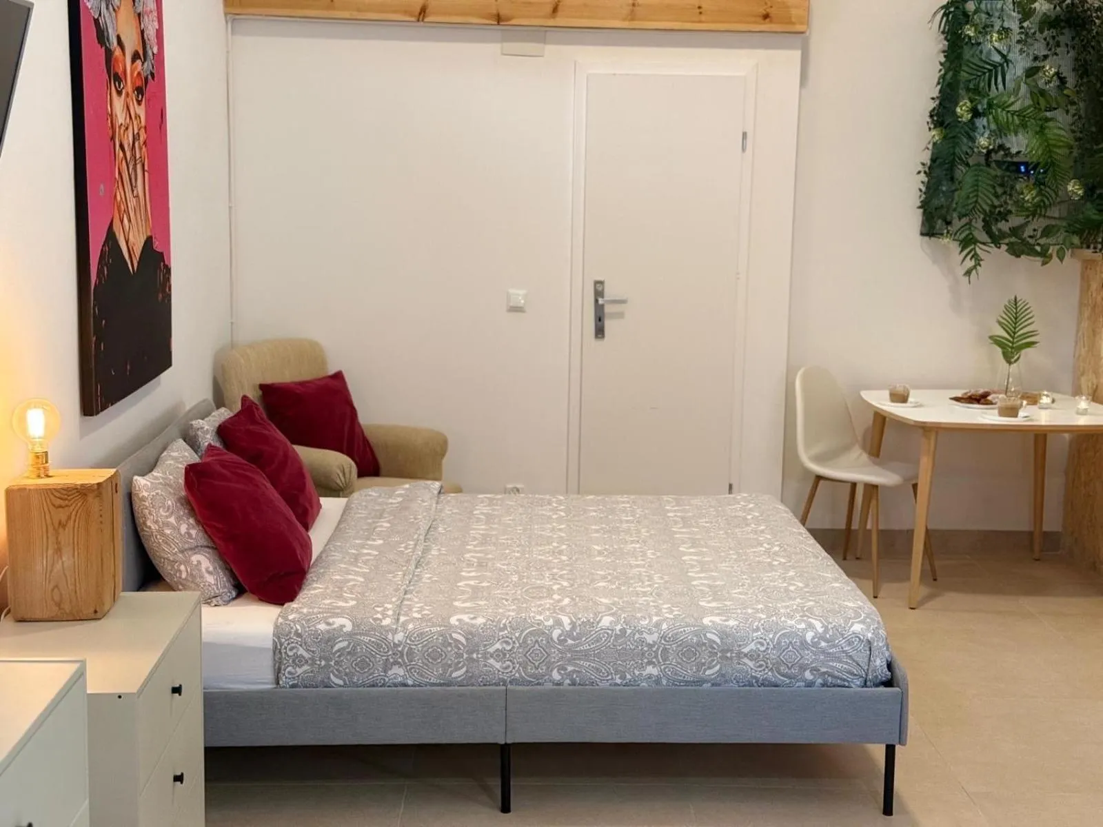 Bed in Soho Boho Apartments - with sunny rooftop terrace and fiber optic internet