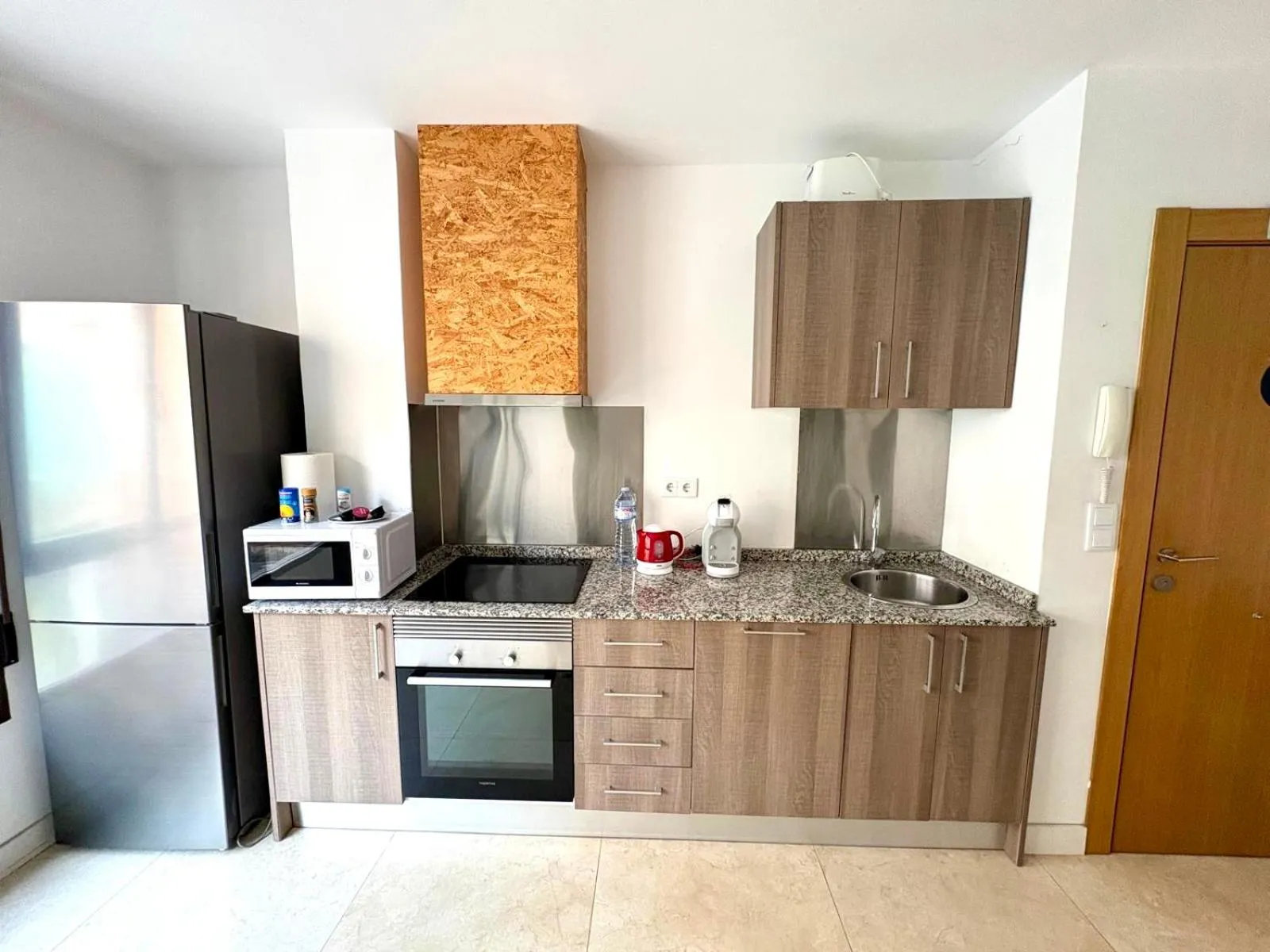 microwave in Soho Boho Apartments - with sunny rooftop terrace and fiber optic internet