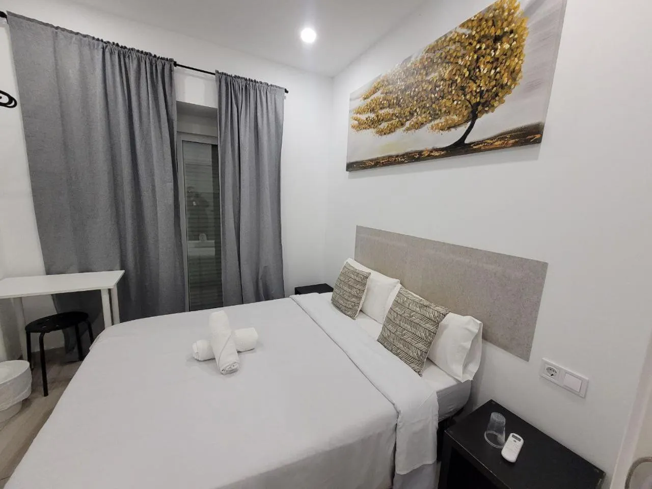 Bed in AYZ Silvela - Auto check-in property