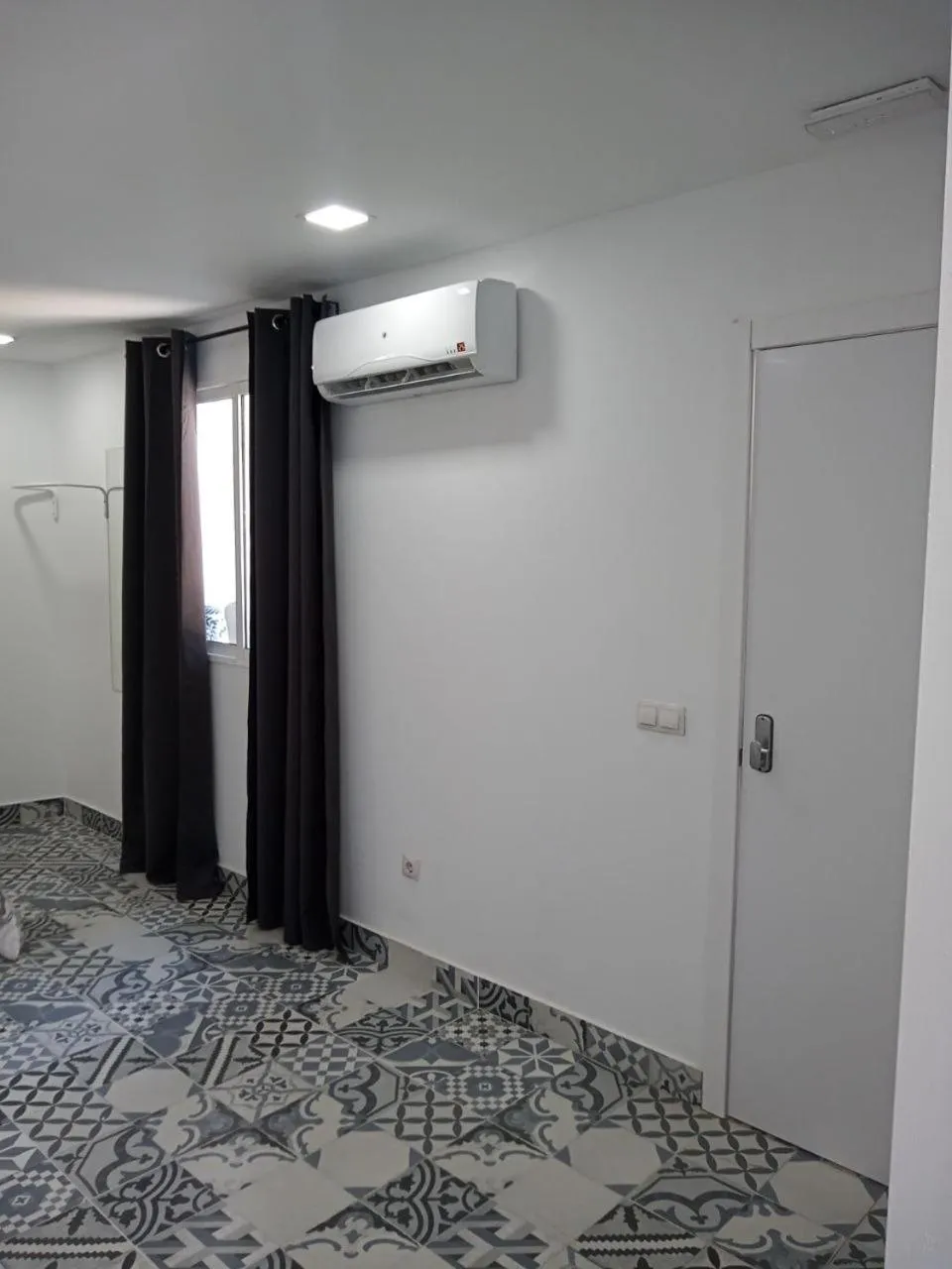 Decorative detail in AYZ Silvela - Auto check-in property