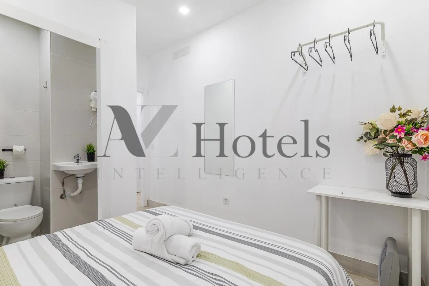 Decorative detail, Bed in AYZ Silvela - Auto check-in property