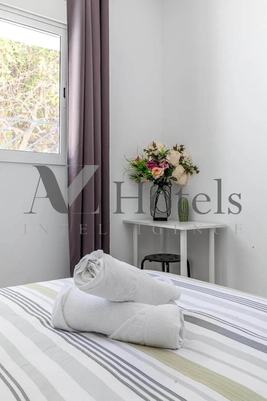 Decorative detail, Bed in AYZ Silvela - Auto check-in property