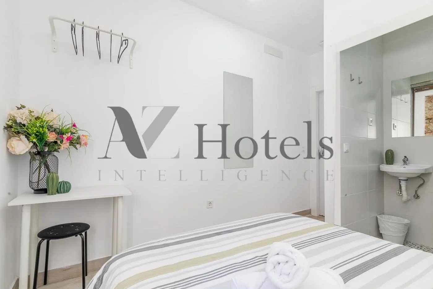 Decorative detail, Bed in AYZ Silvela - Auto check-in property