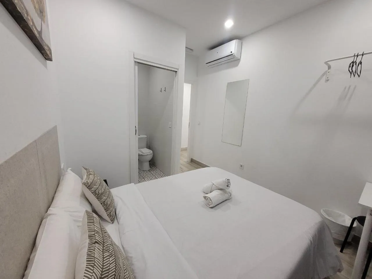 Bed in AYZ Silvela - Auto check-in property