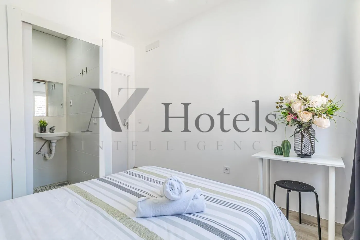 Decorative detail, Bed in AYZ Silvela - Auto check-in property