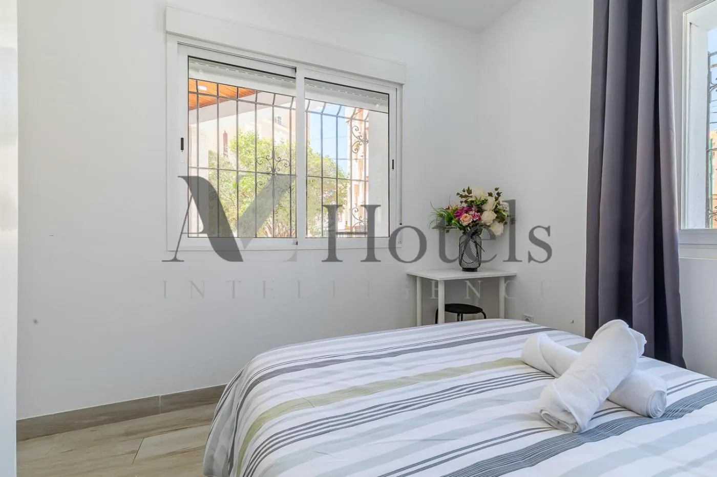 Decorative detail, Bed in AYZ Silvela - Auto check-in property