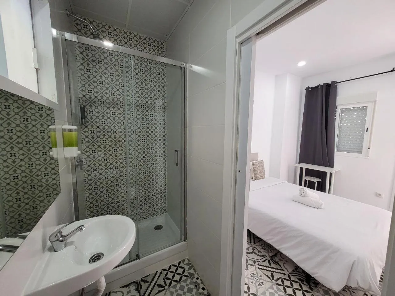 Bed in AYZ Silvela - Auto check-in property