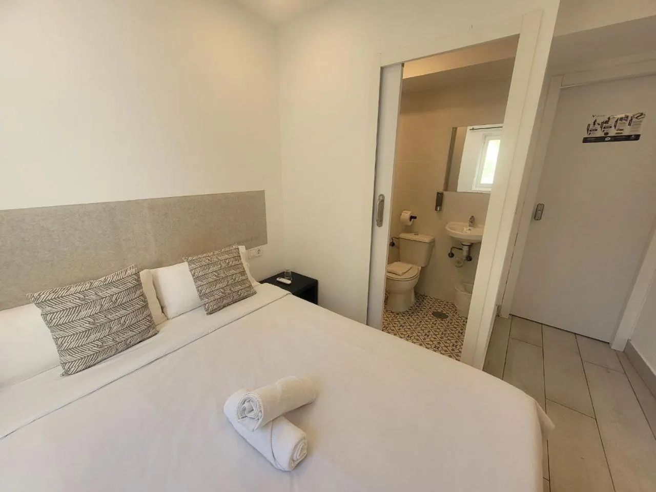 Bed in AYZ Silvela - Auto check-in property