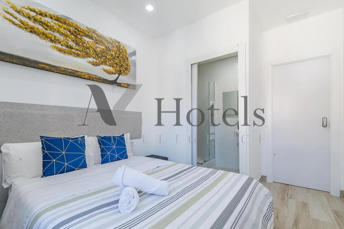 Decorative detail, Bed in AYZ Silvela - Auto check-in property