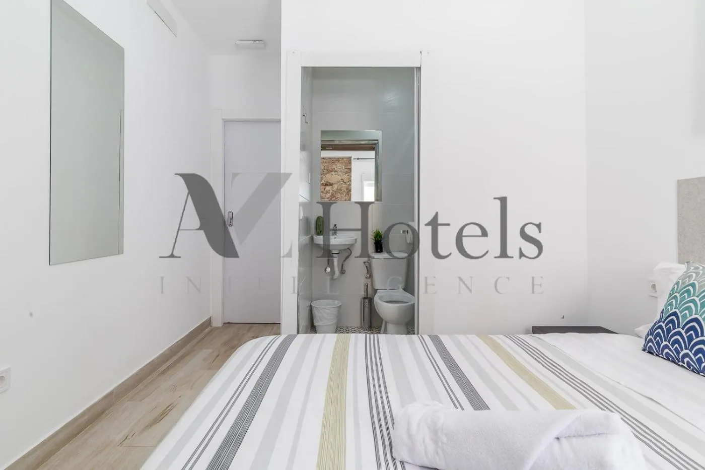 Decorative detail, Bed in AYZ Silvela - Auto check-in property