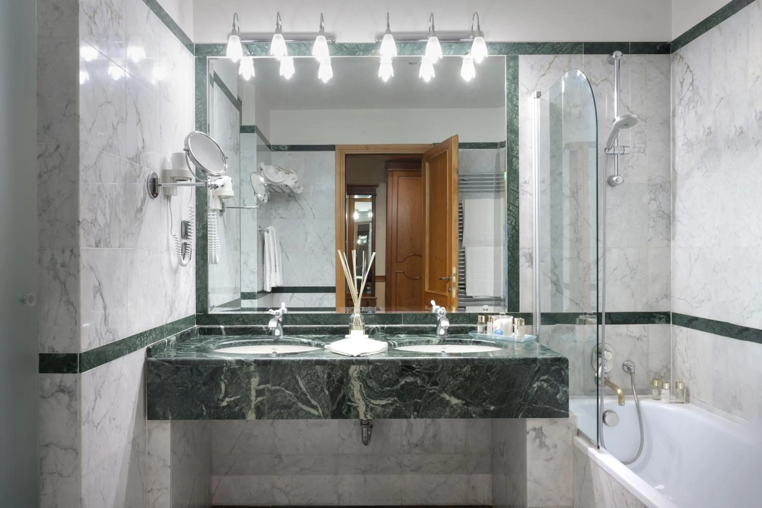 Bathroom in Hotel degli Orafi