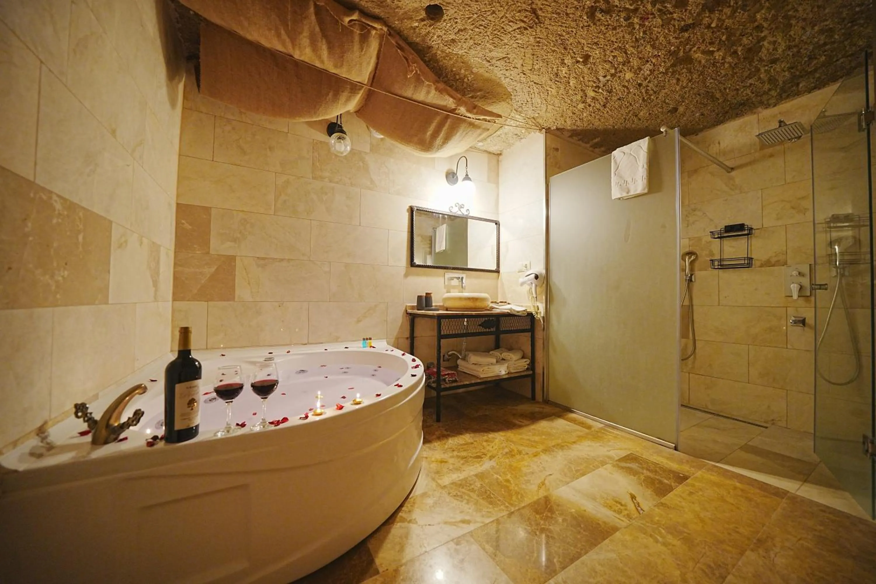 Hot Tub in Kayra Cave Suites