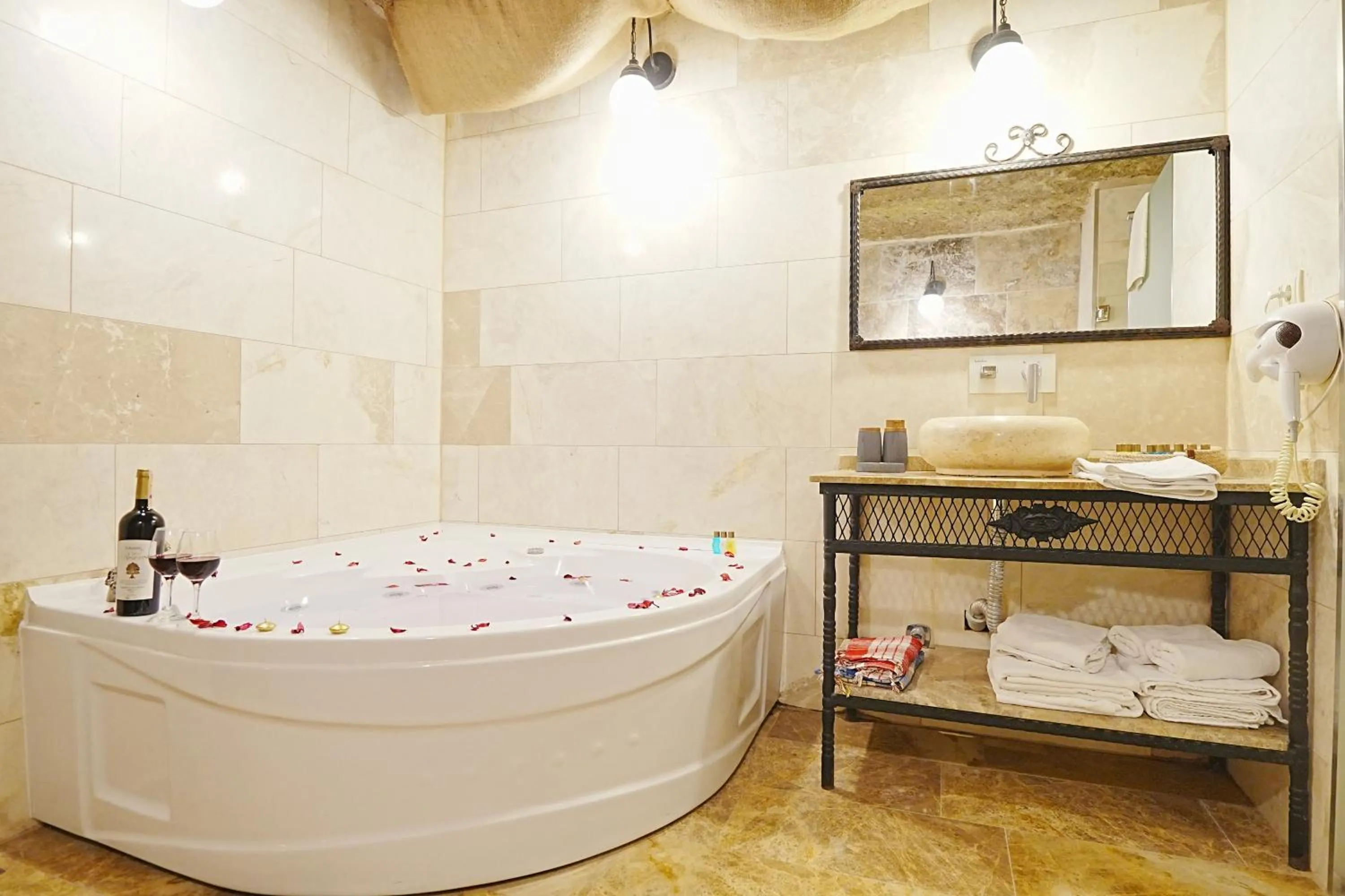 Hot Tub in Kayra Cave Suites
