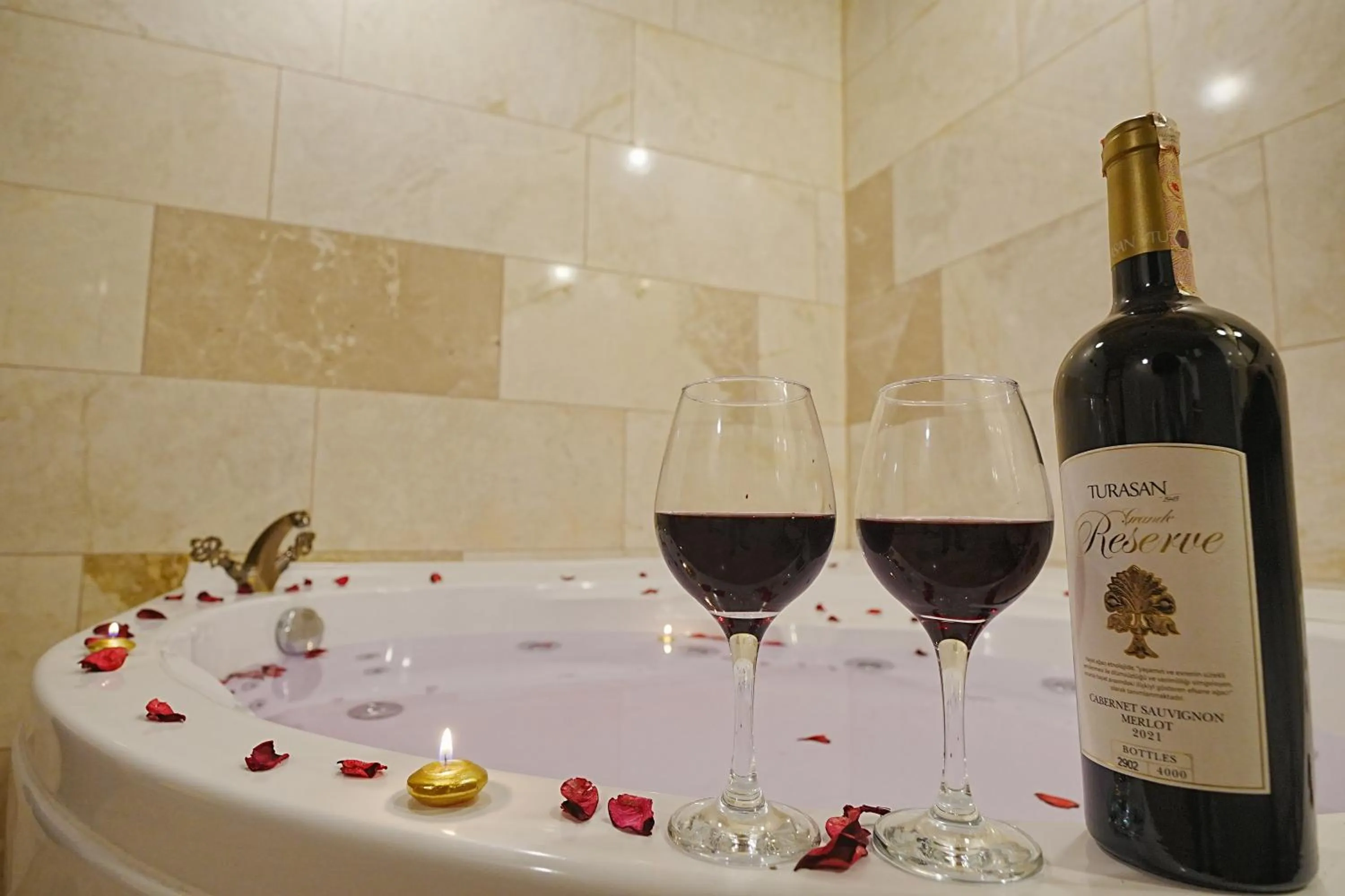 Hot Tub in Kayra Cave Suites