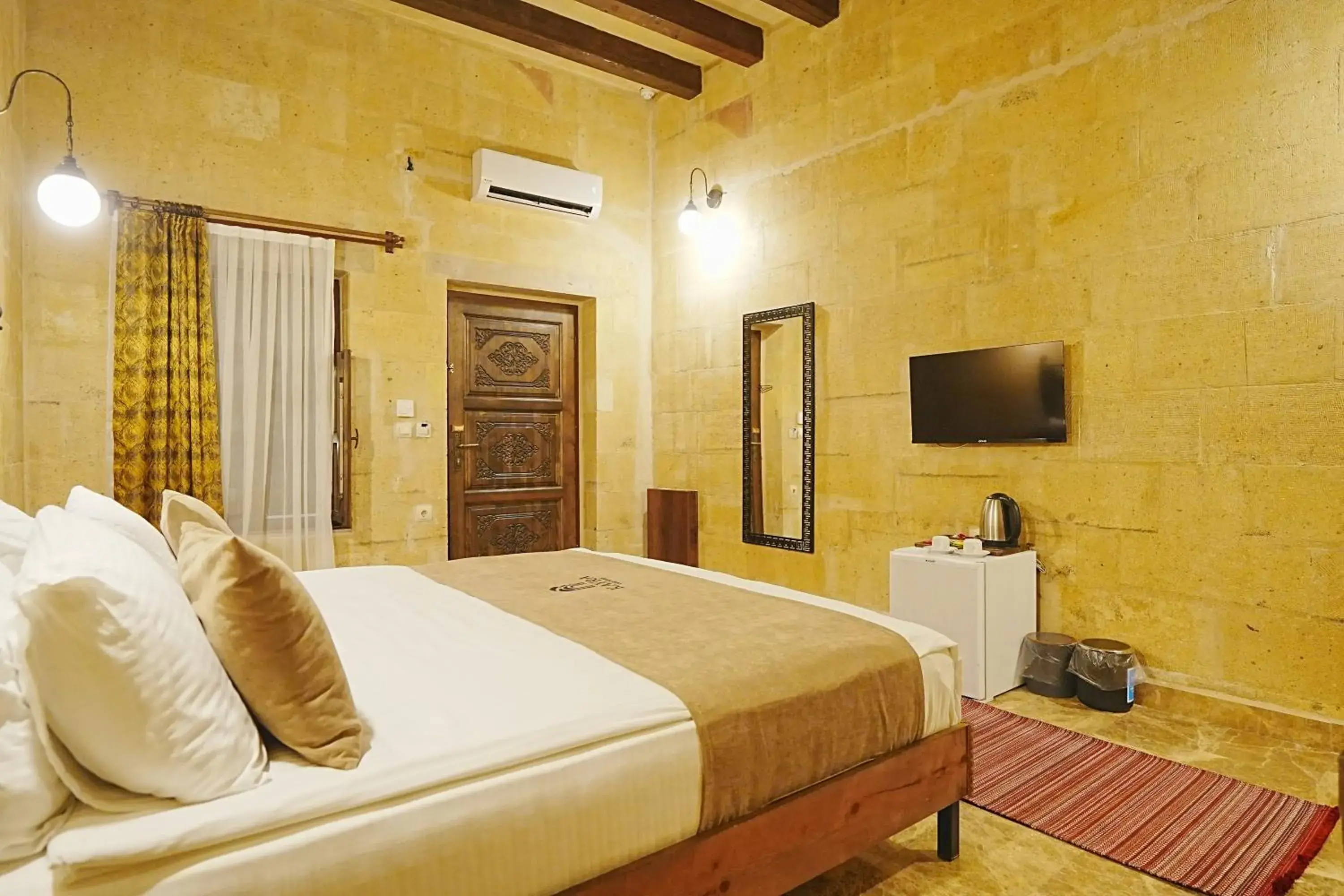 Deluxe Double Room with Bath in Kayra Cave Suites Deluxe Double Room with Bath in Kayra Cave Suites