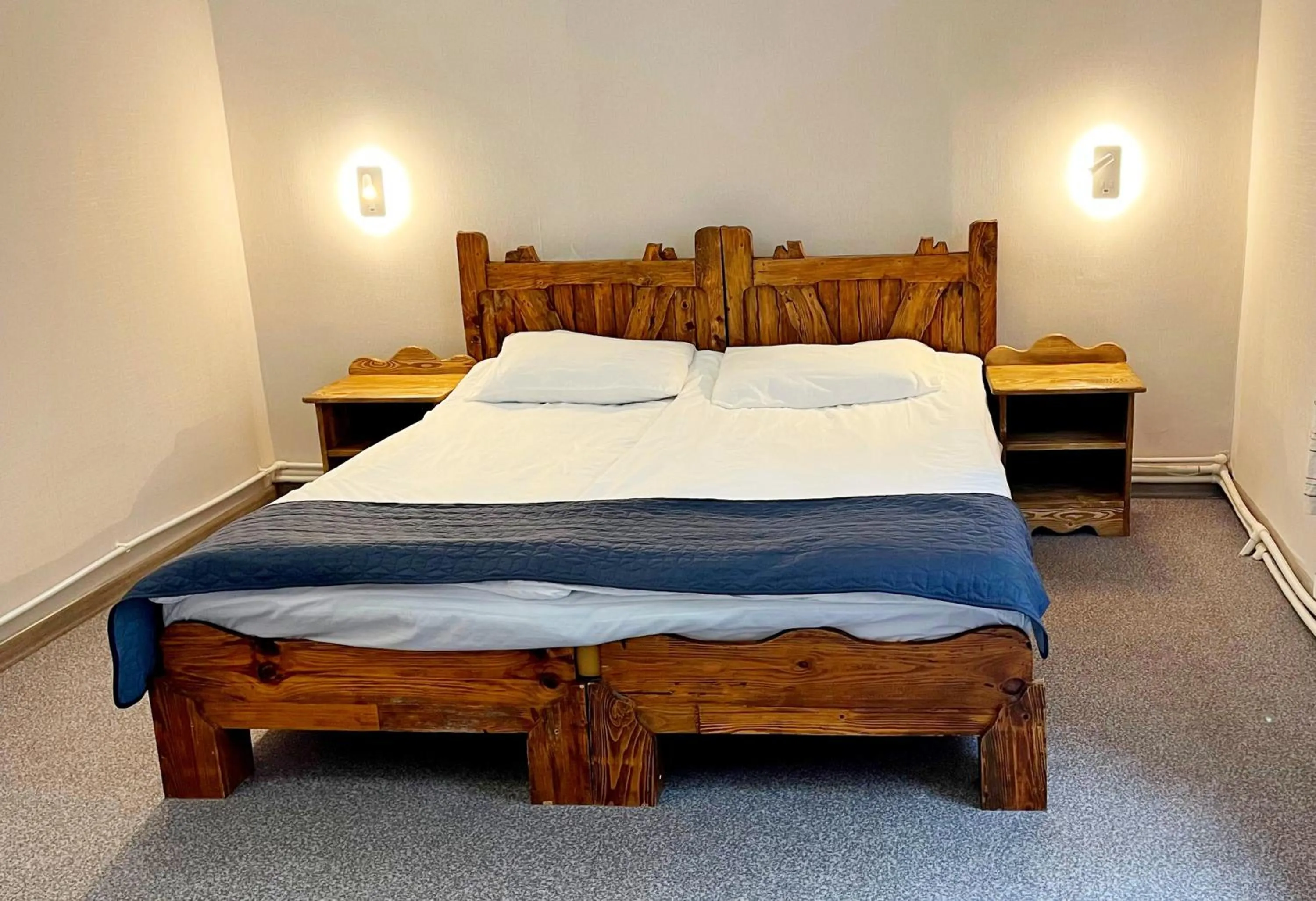 Bedroom, Bed in Dil Hill by Sam