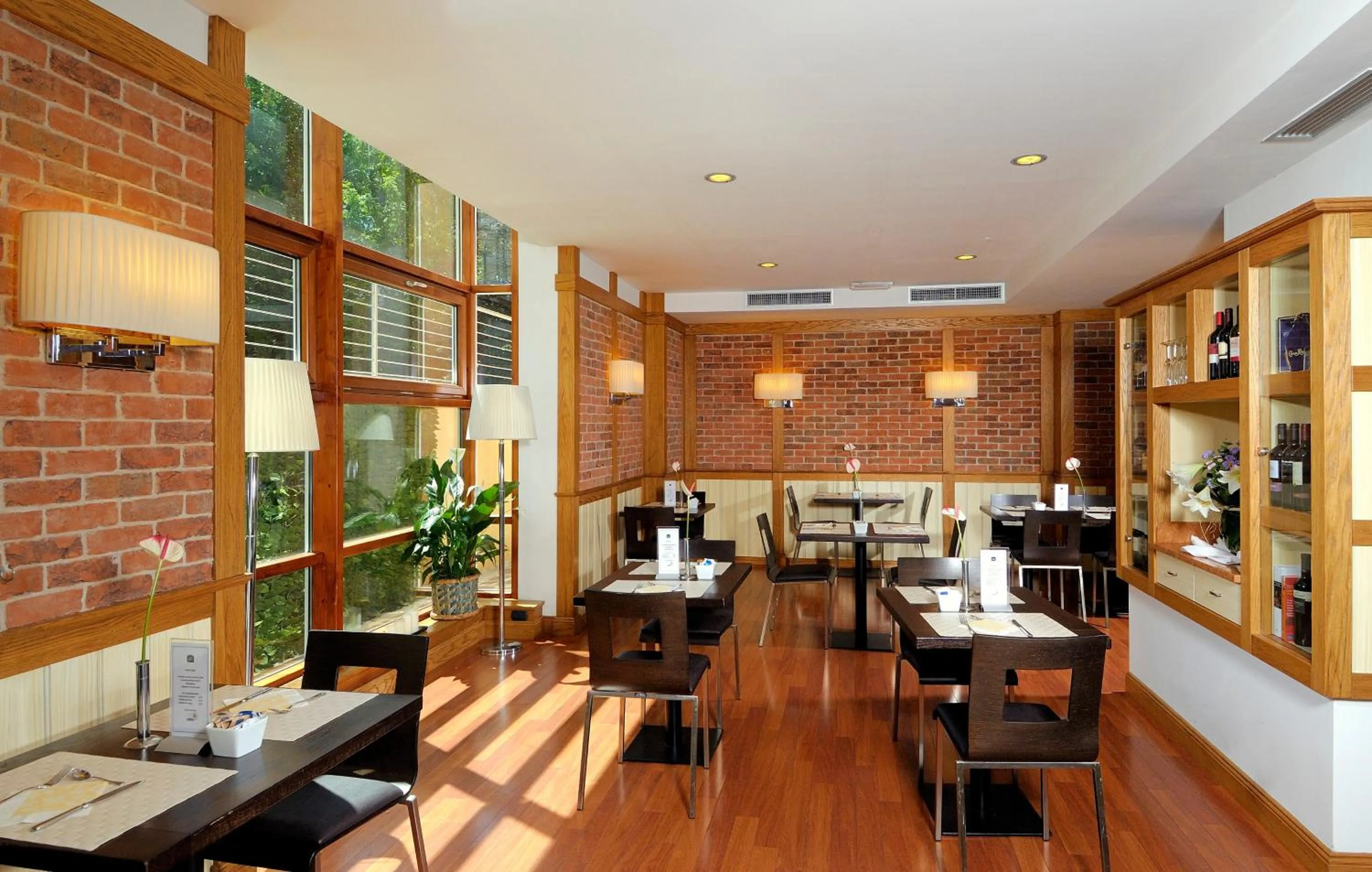 Restaurant/places to eat in Hotel Master