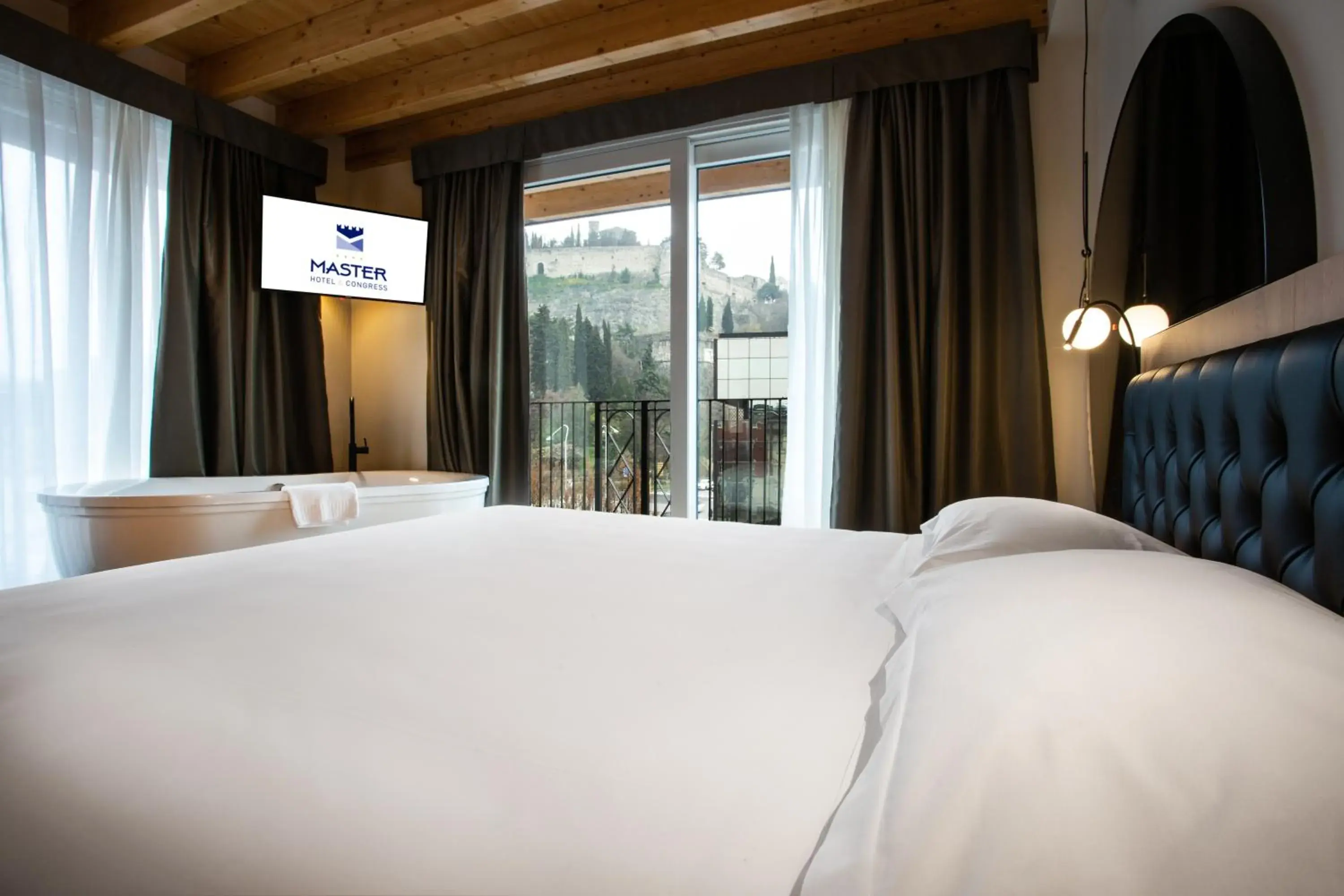 Hot Tub, Bed in Hotel Master Hot Tub, Bed in Hotel Master