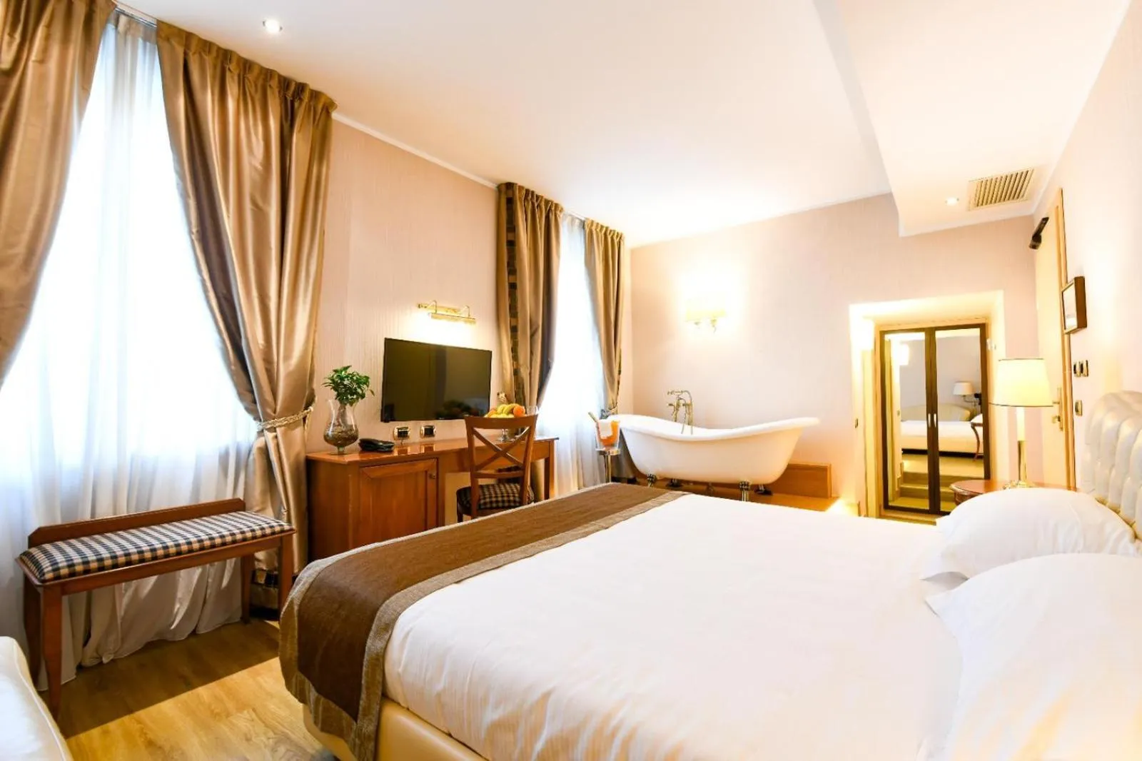 Communal lounge/ TV room, Bed in Hotel Master