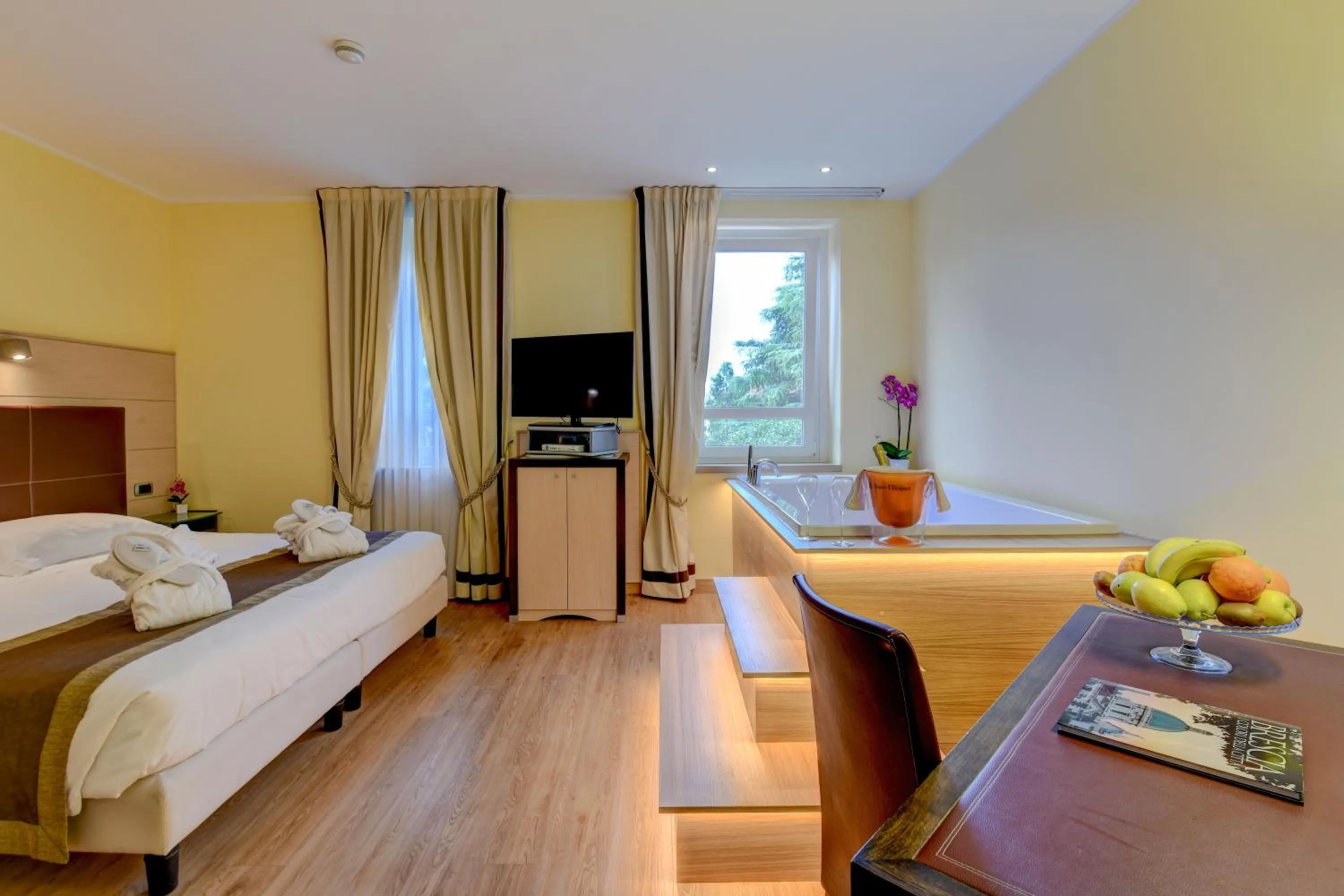 Photo of the whole room, Bed in Hotel Master