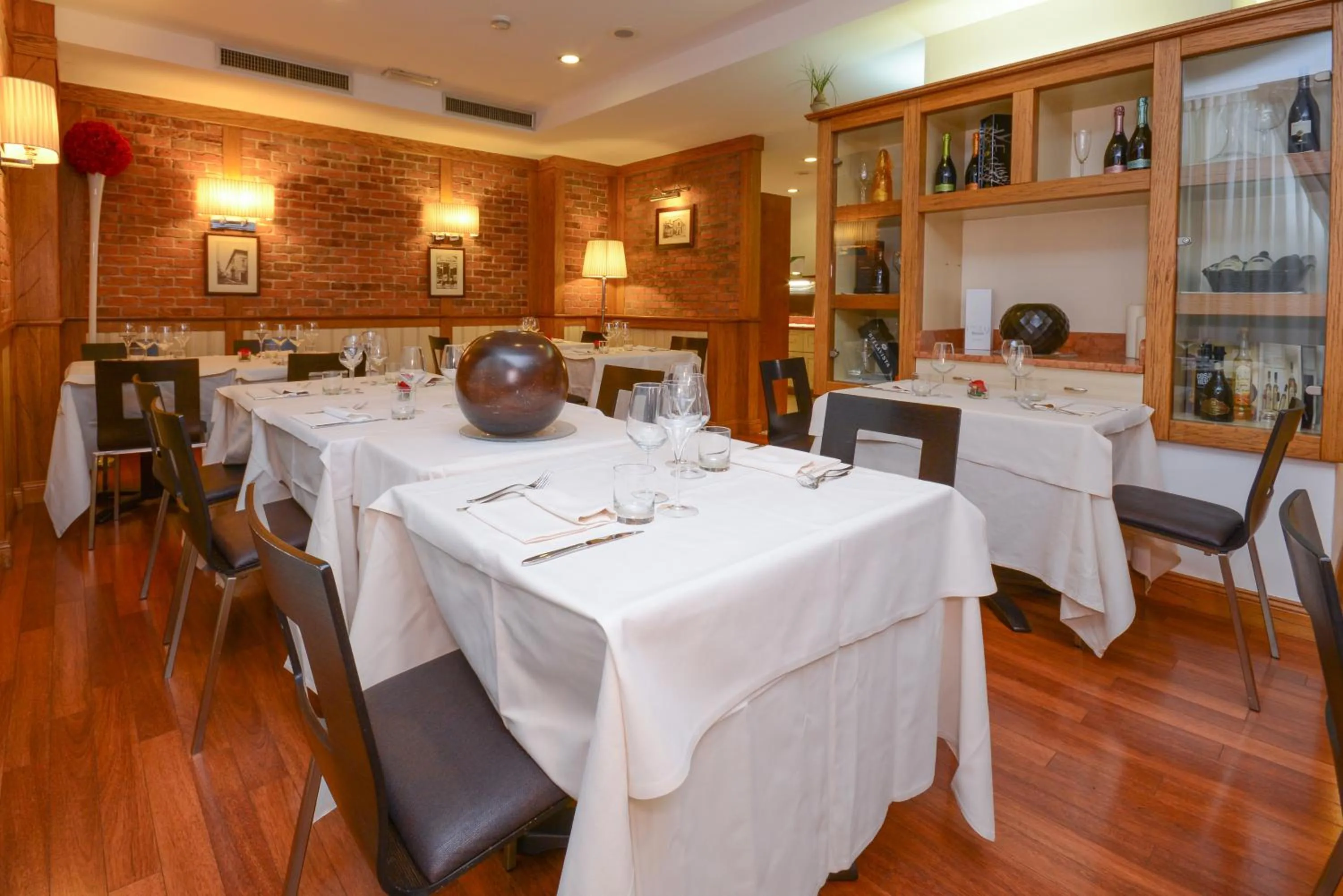 Restaurant/places to eat in Hotel Master