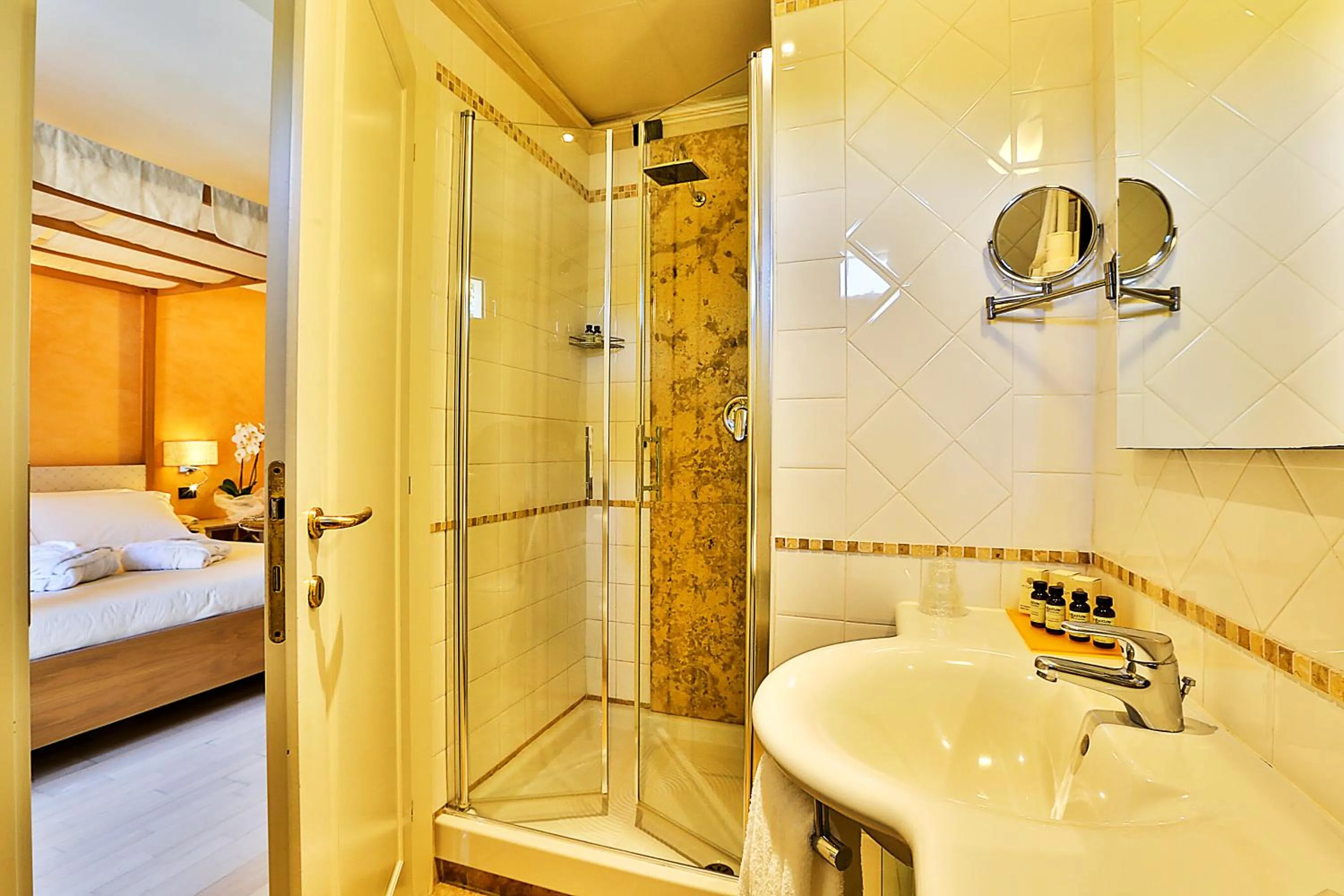 Bed in JR Resort Logos Forte dei Marmi