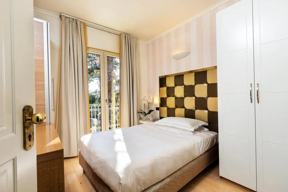 Bed in JR Resort Logos Forte dei Marmi