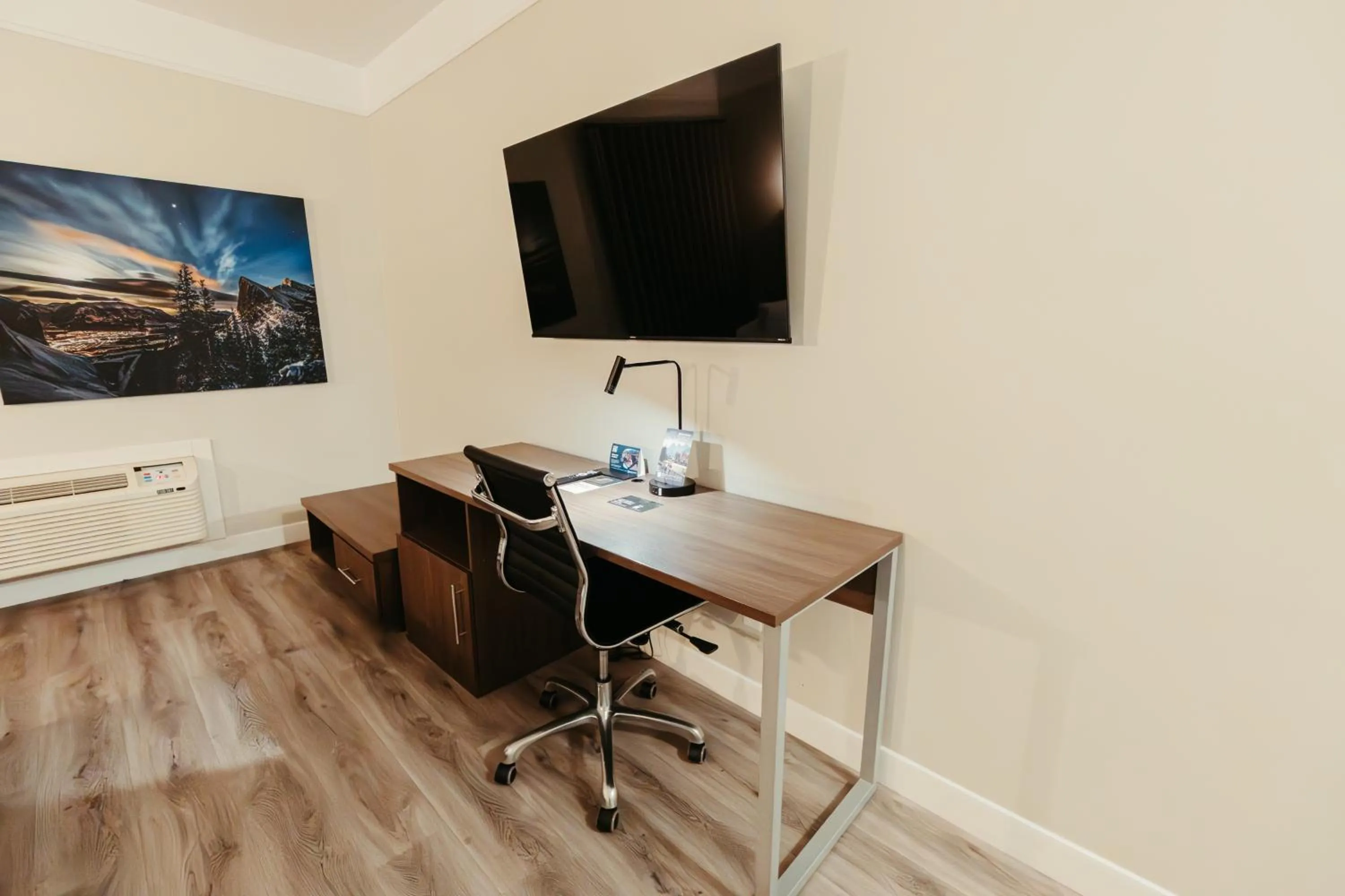 Bedroom in Northwinds Hotel Canmore