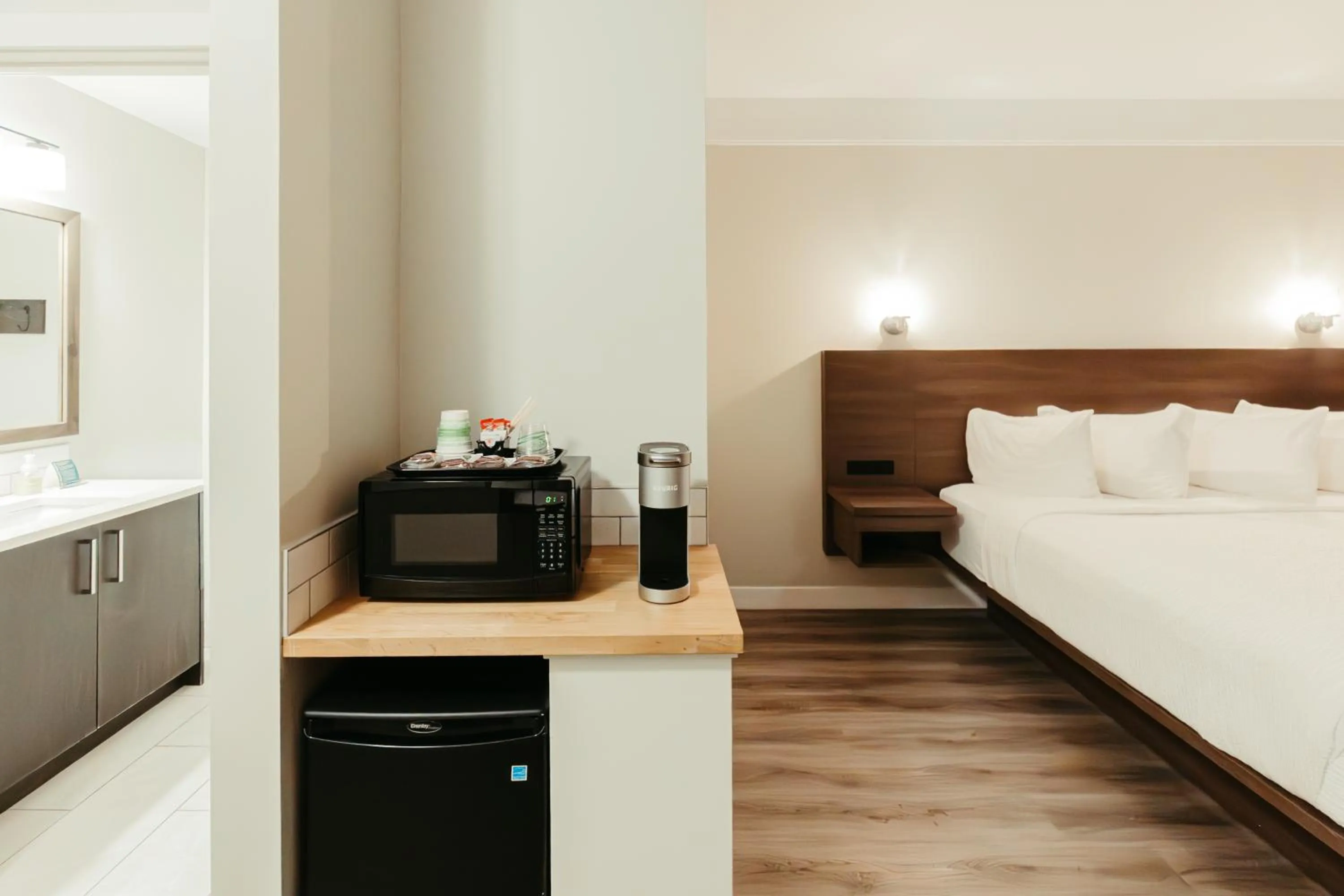 Kitchen or kitchenette, Bed in Northwinds Hotel Canmore