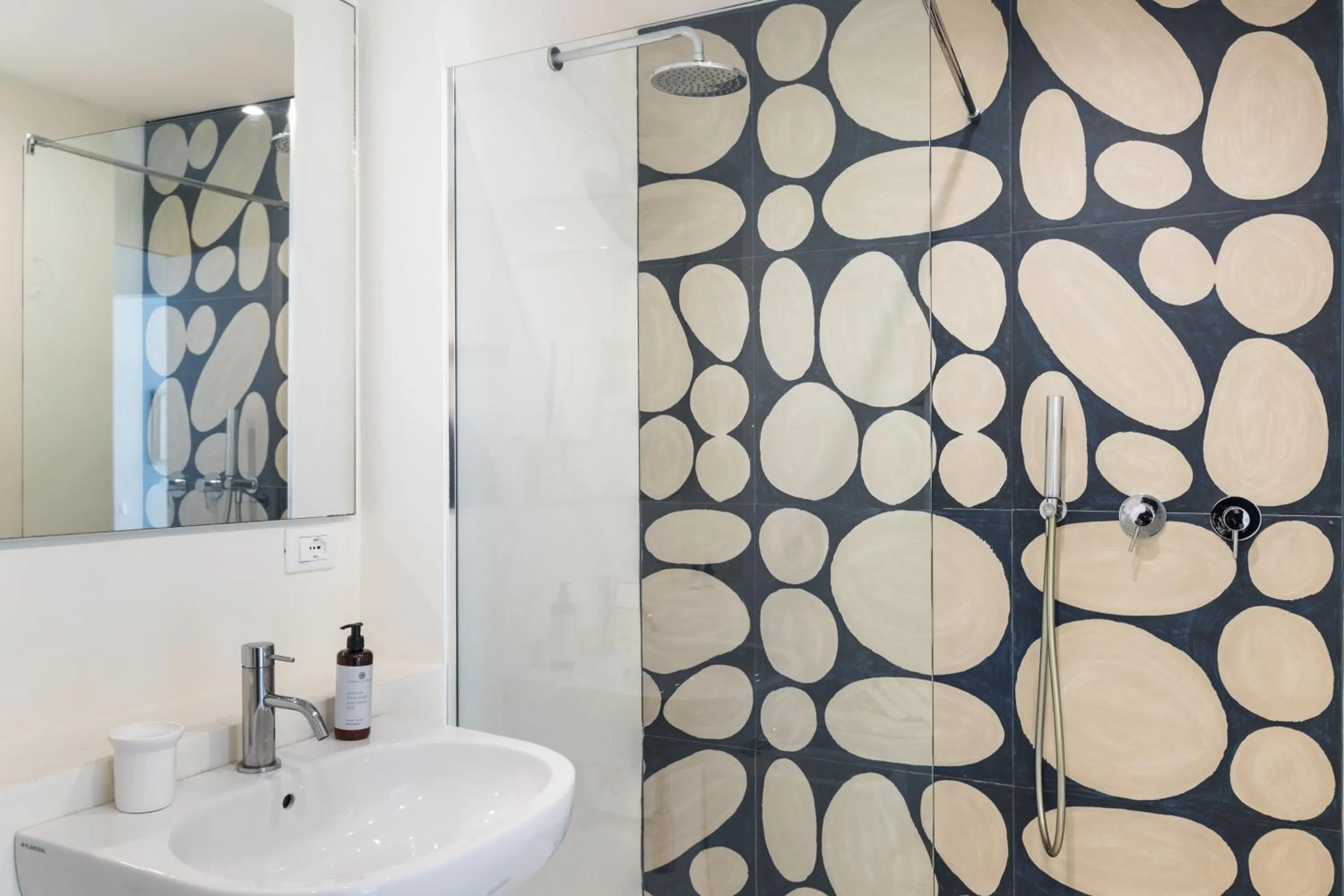 Shower in Giuggiulena