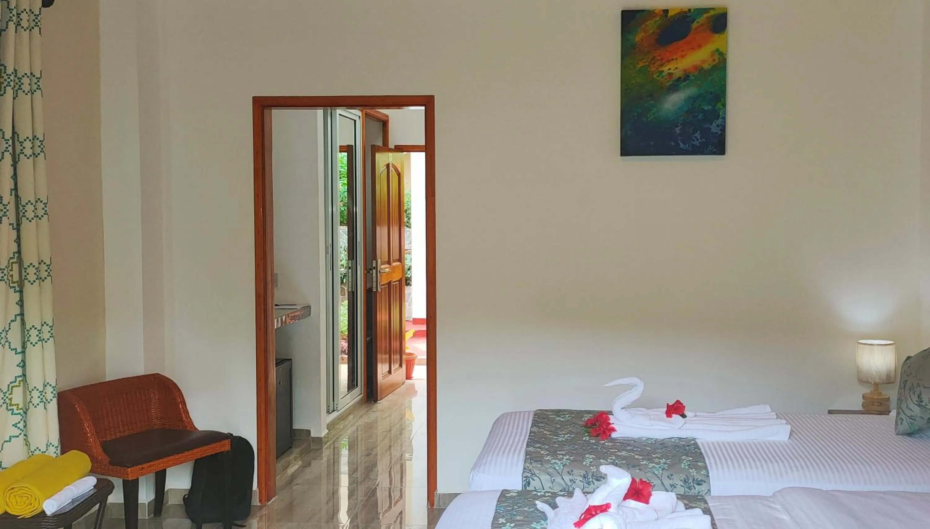 Living room, Bed in Mountain View Hotel