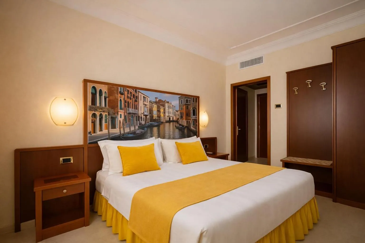 Bed in Hotel President Venezia