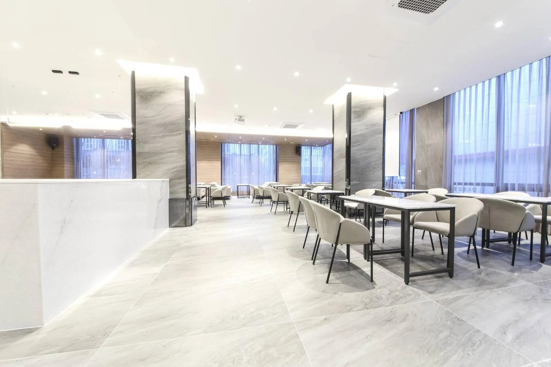 Lounge or bar in City Hotel the Busan Metro