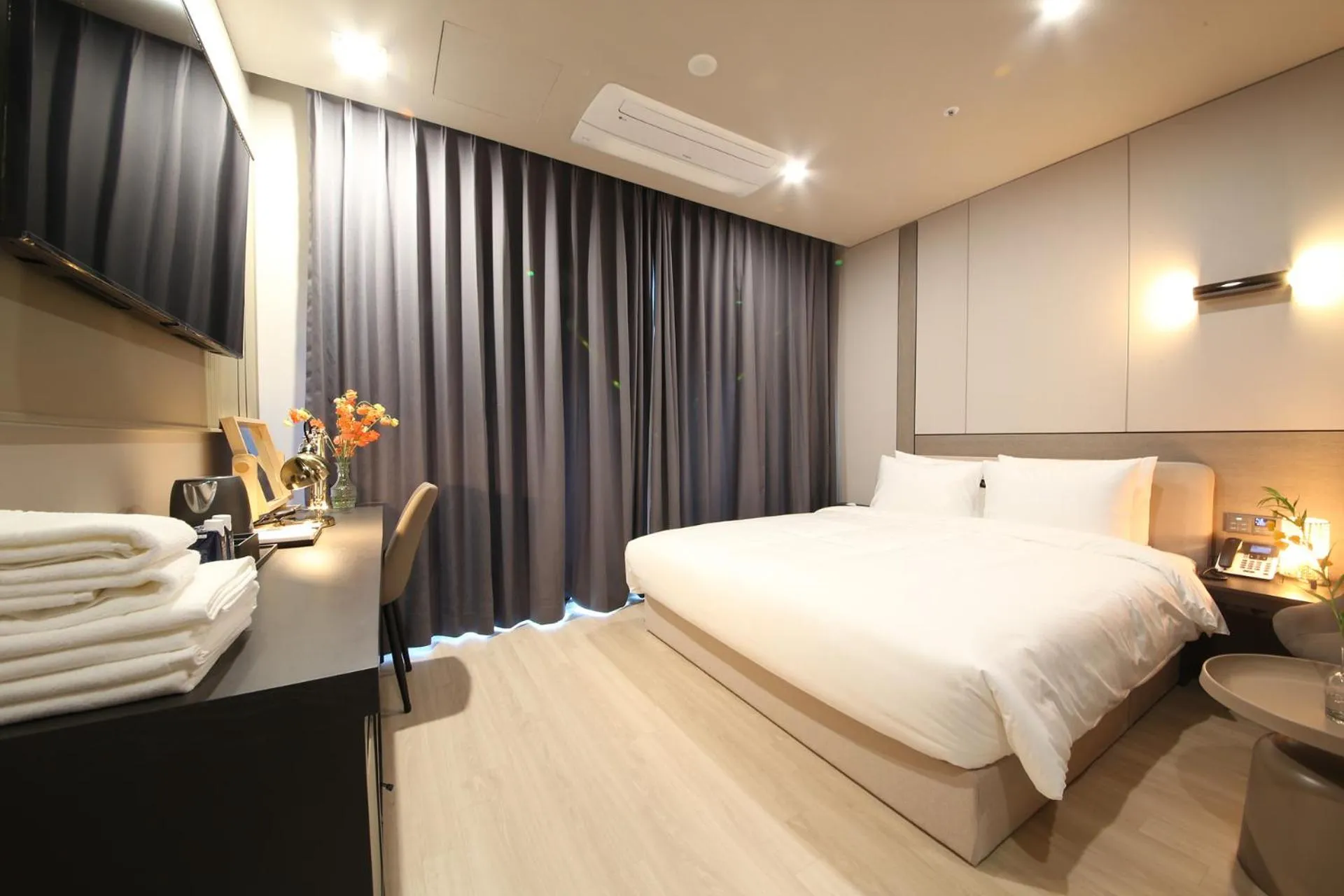 Bed in City Hotel the Busan Metro