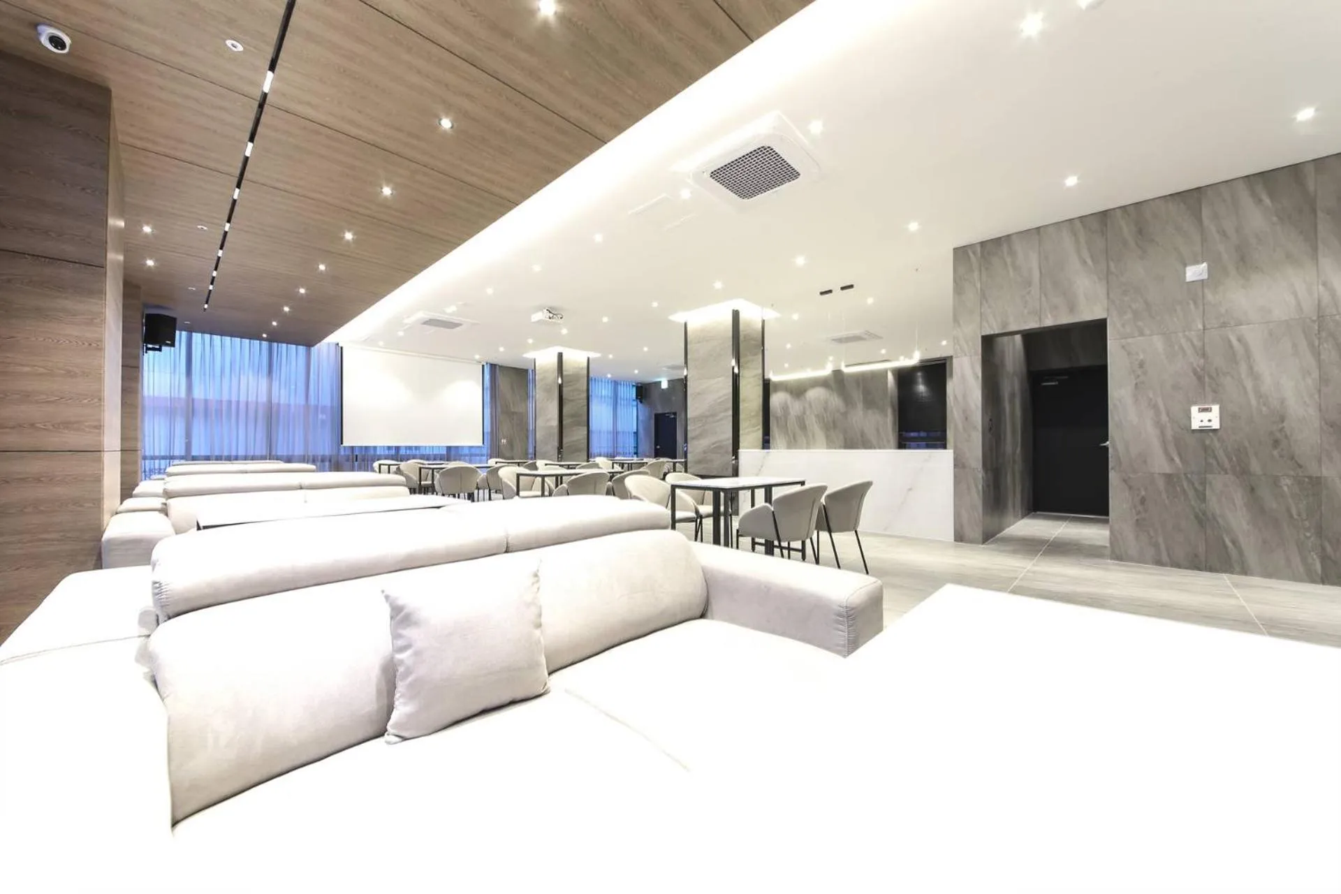 Lounge or bar in City Hotel the Busan Metro