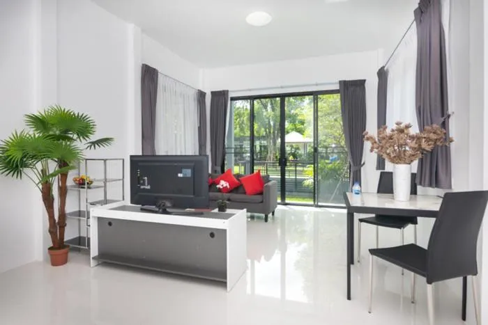 Dining area in Baan Nern Khao Resort Pattaya