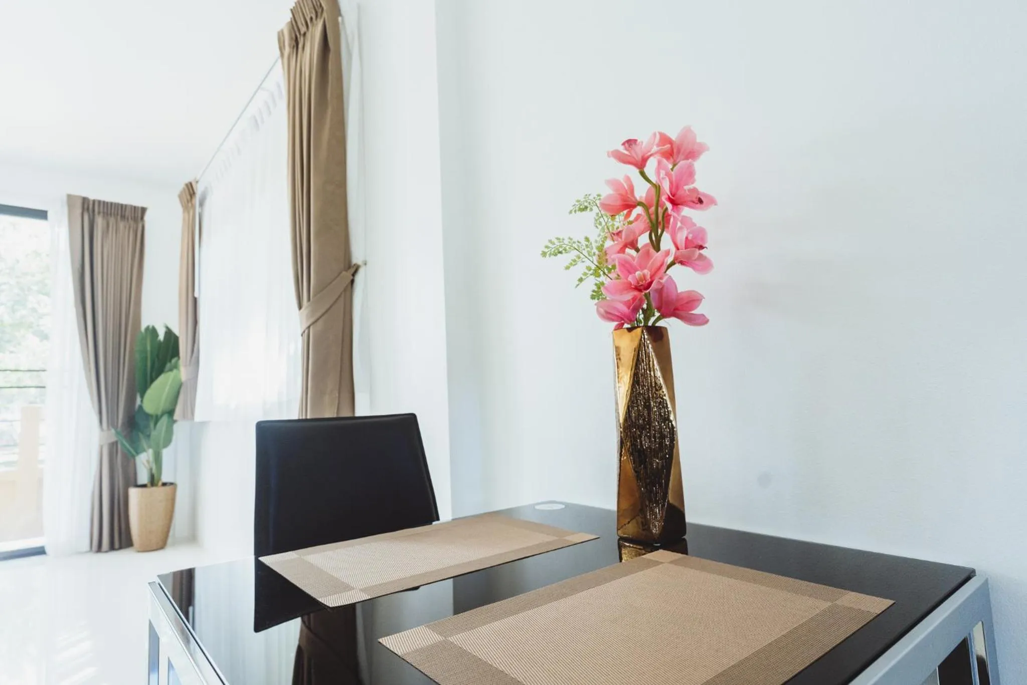 Dining area in Baan Nern Khao Resort Pattaya