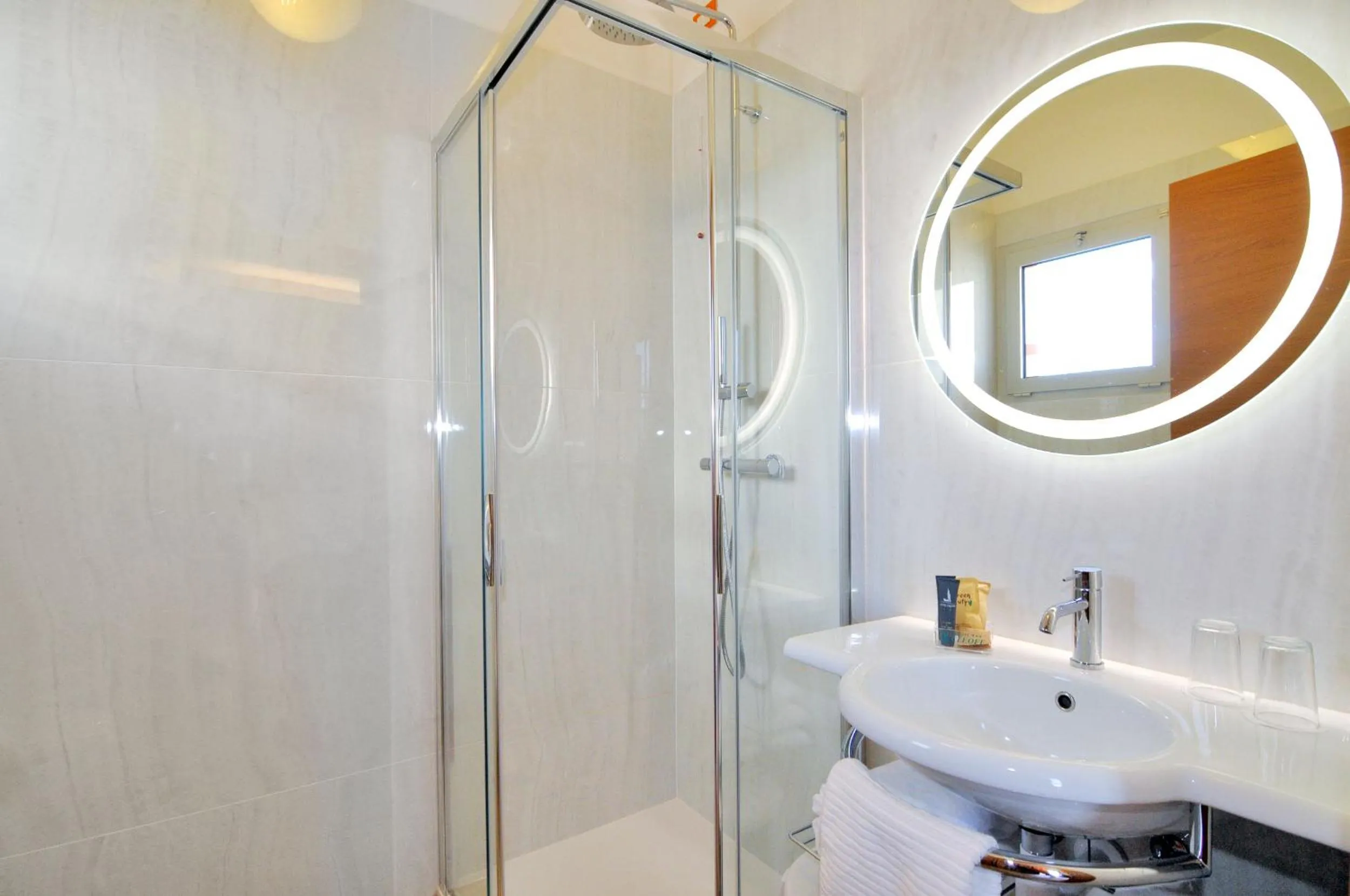 Shower in Eco Hotel Cleofe