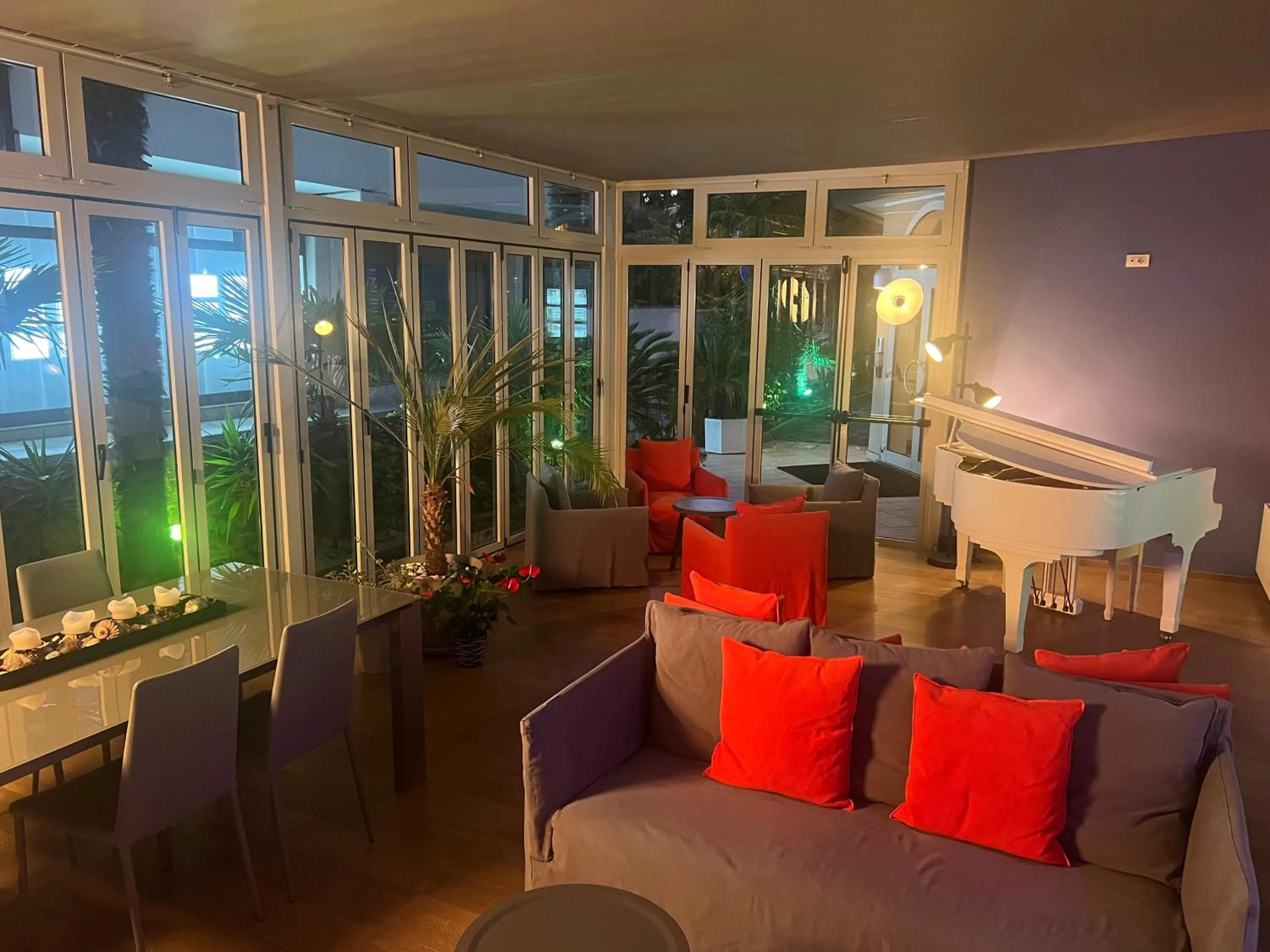 Communal lounge/ TV room in Eco Hotel Cleofe