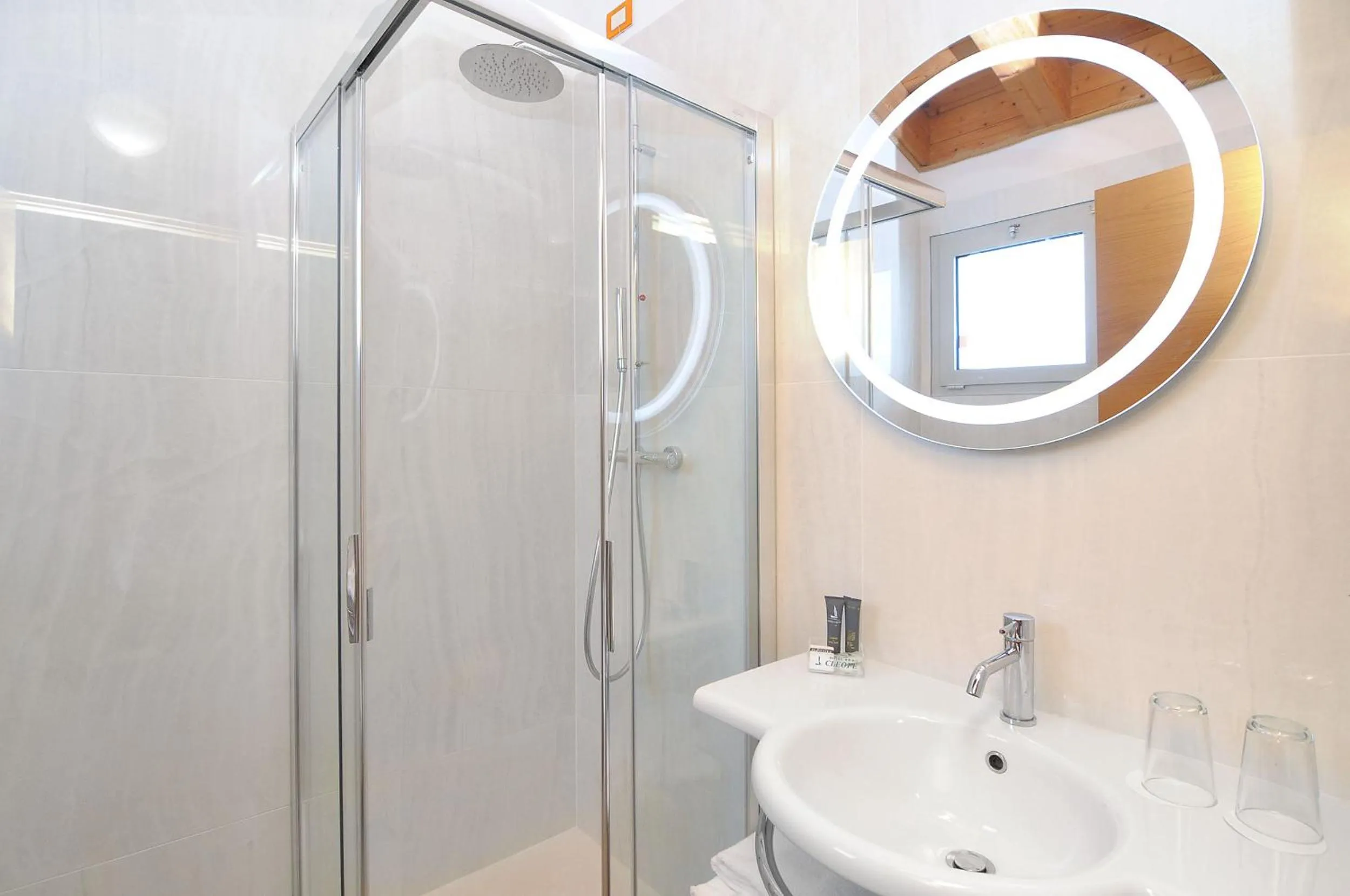 Shower in Eco Hotel Cleofe